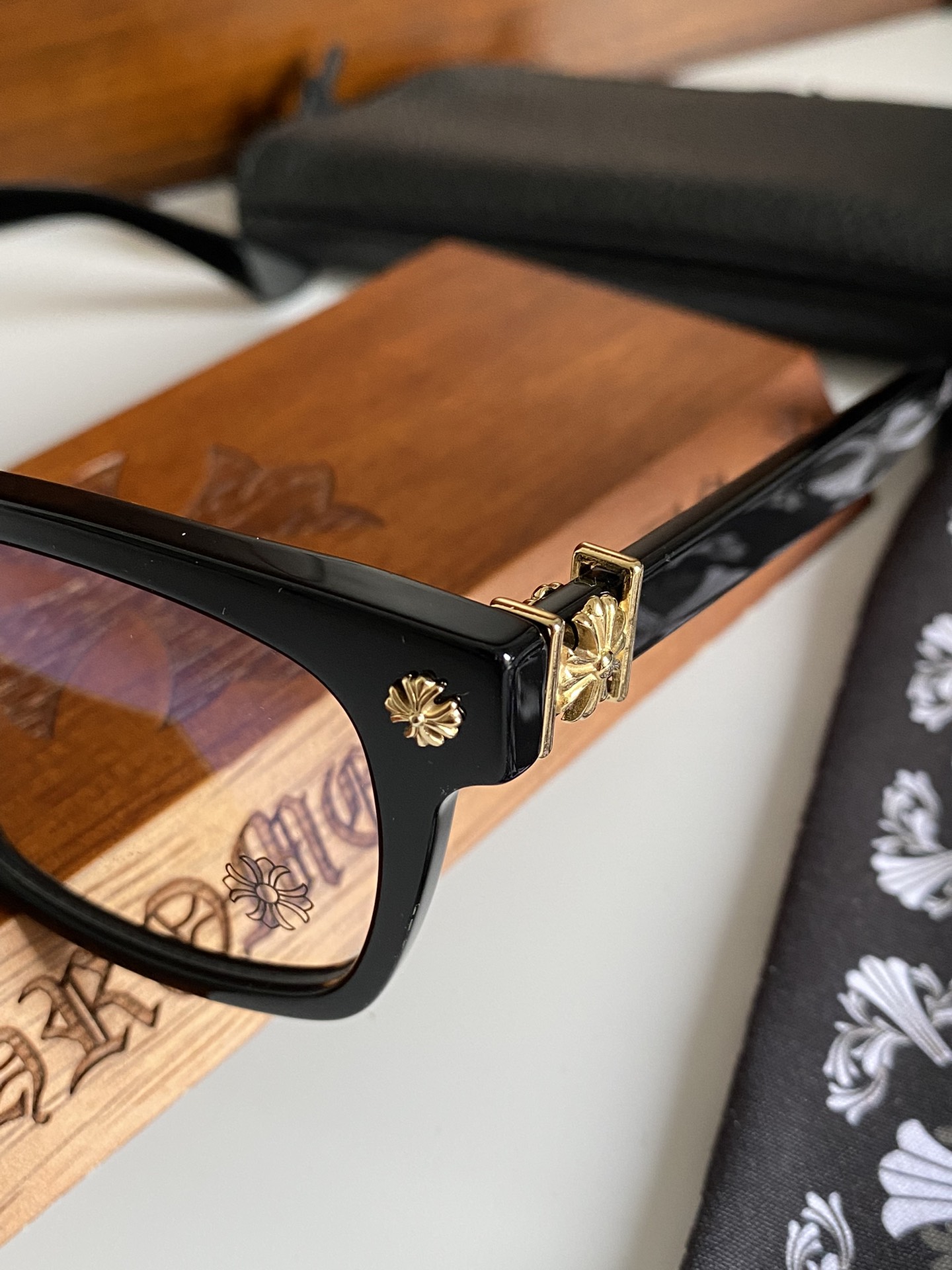  黑金色
专柜同步！原版复刻精品
VAGILANTE 
SIZE：55-20-150

