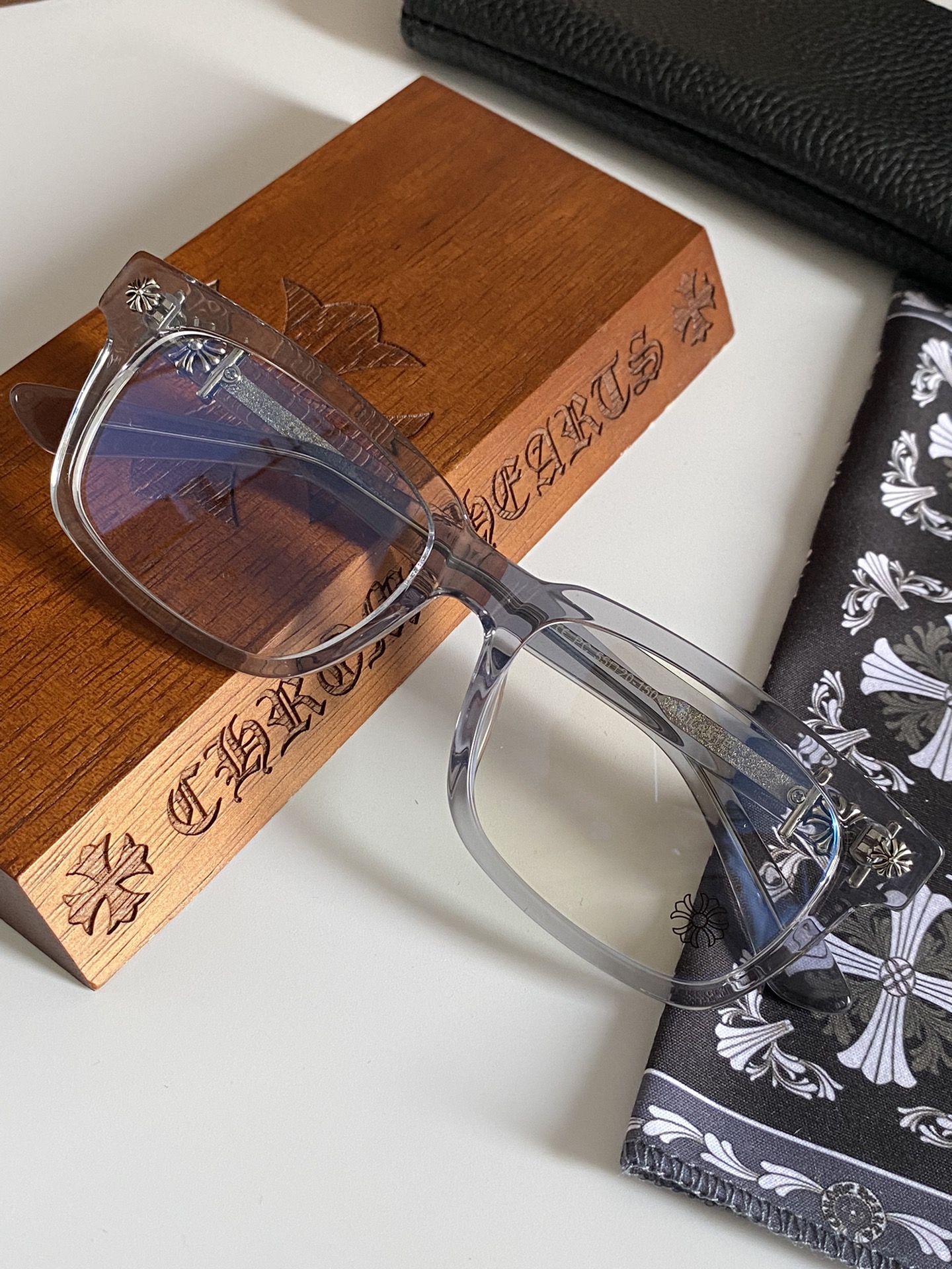  灰透色
专柜同步！原版复刻精品
VAGILANTE 
SIZE：55-20-150
