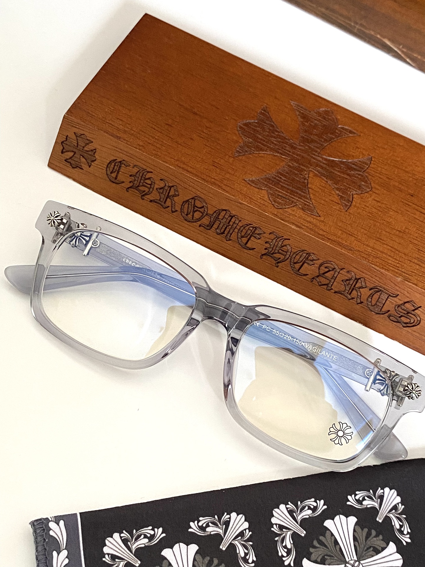  灰透色
专柜同步！原版复刻精品
VAGILANTE 
SIZE：55-20-150
