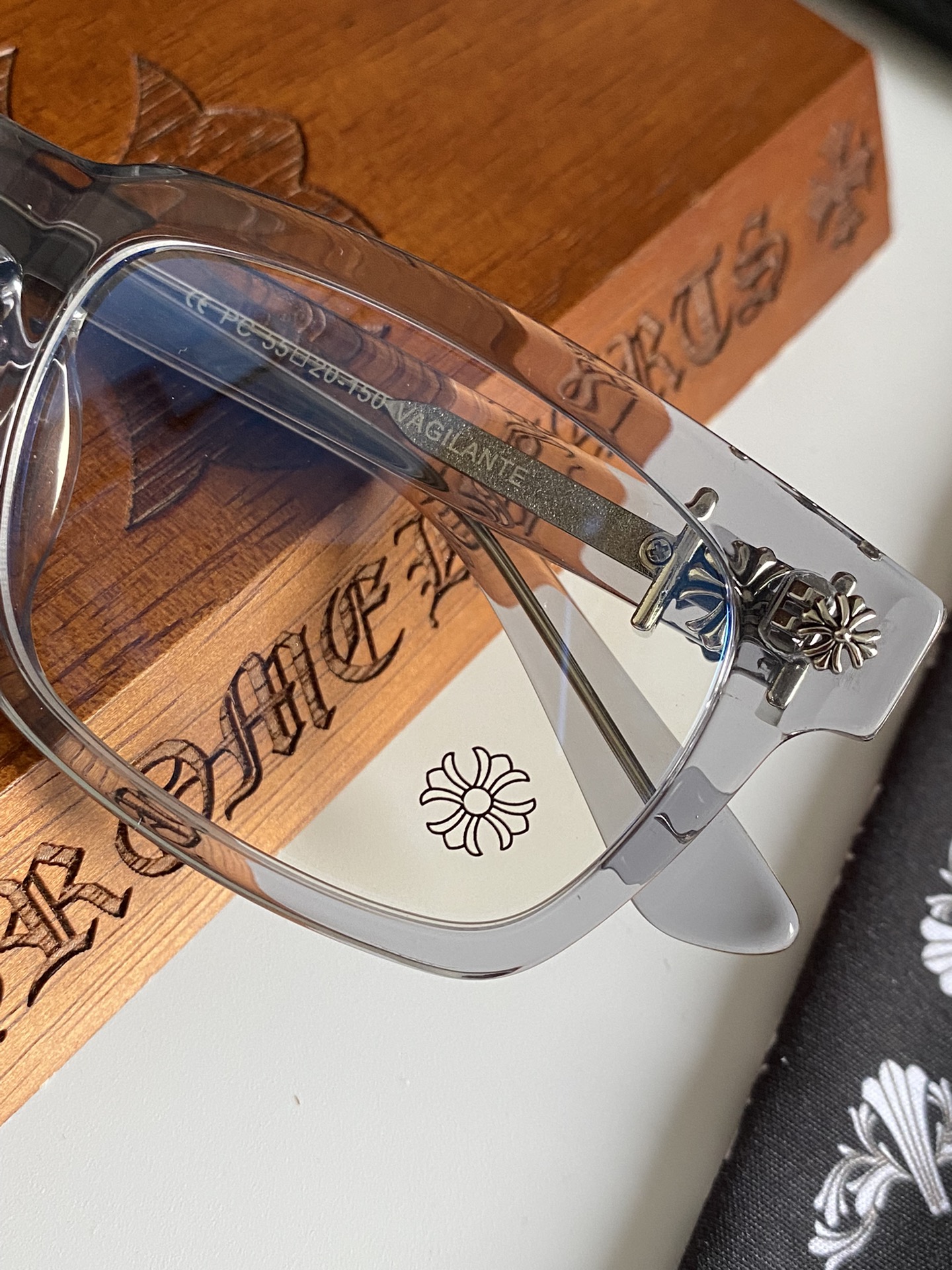  灰透色
专柜同步！原版复刻精品
VAGILANTE 
SIZE：55-20-150
