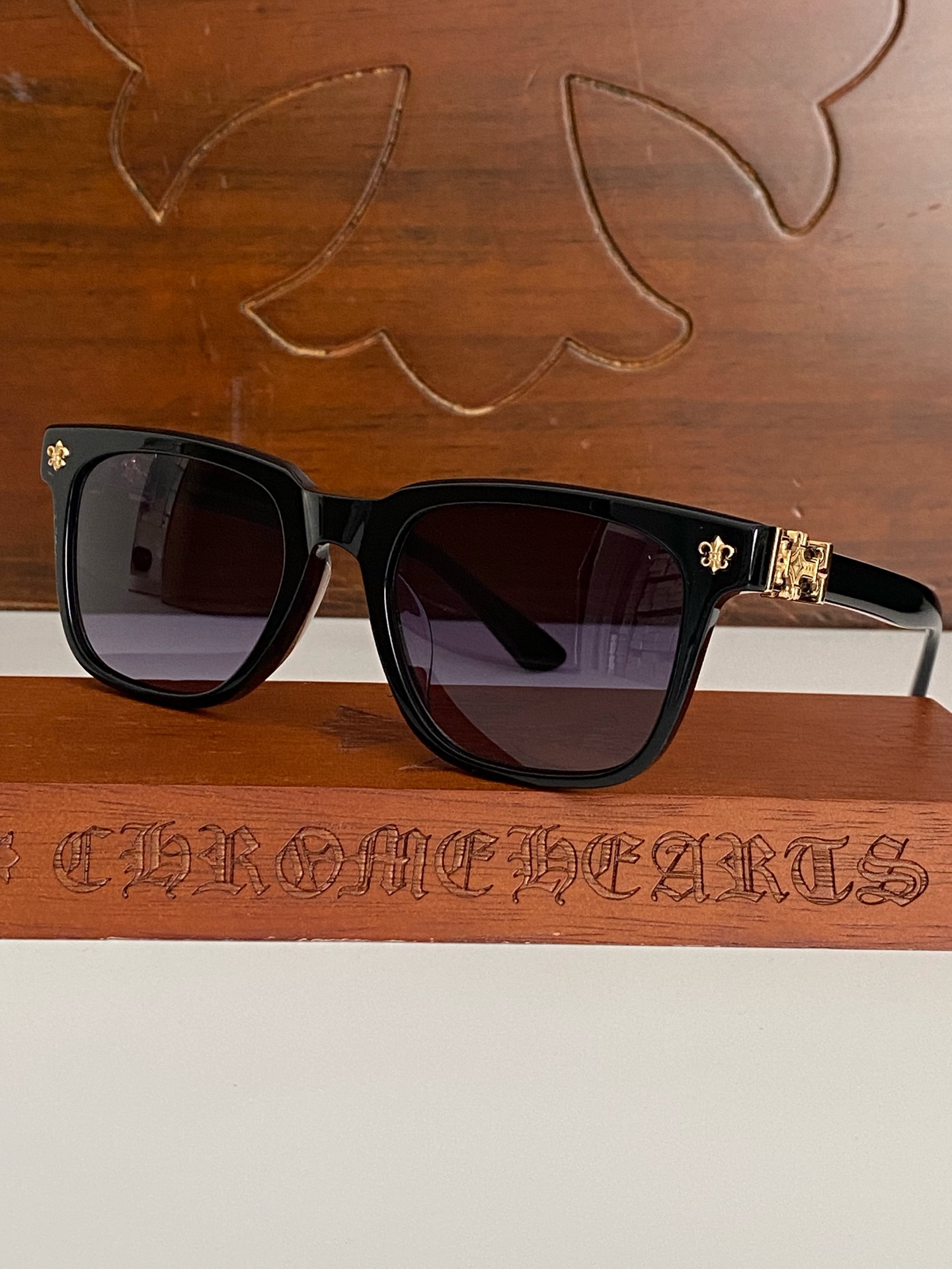  CHROME HEART 赞爆新款 细节完美  
CH8002镜臂内外侧镶嵌立体十字架➕马蹄图案LOG