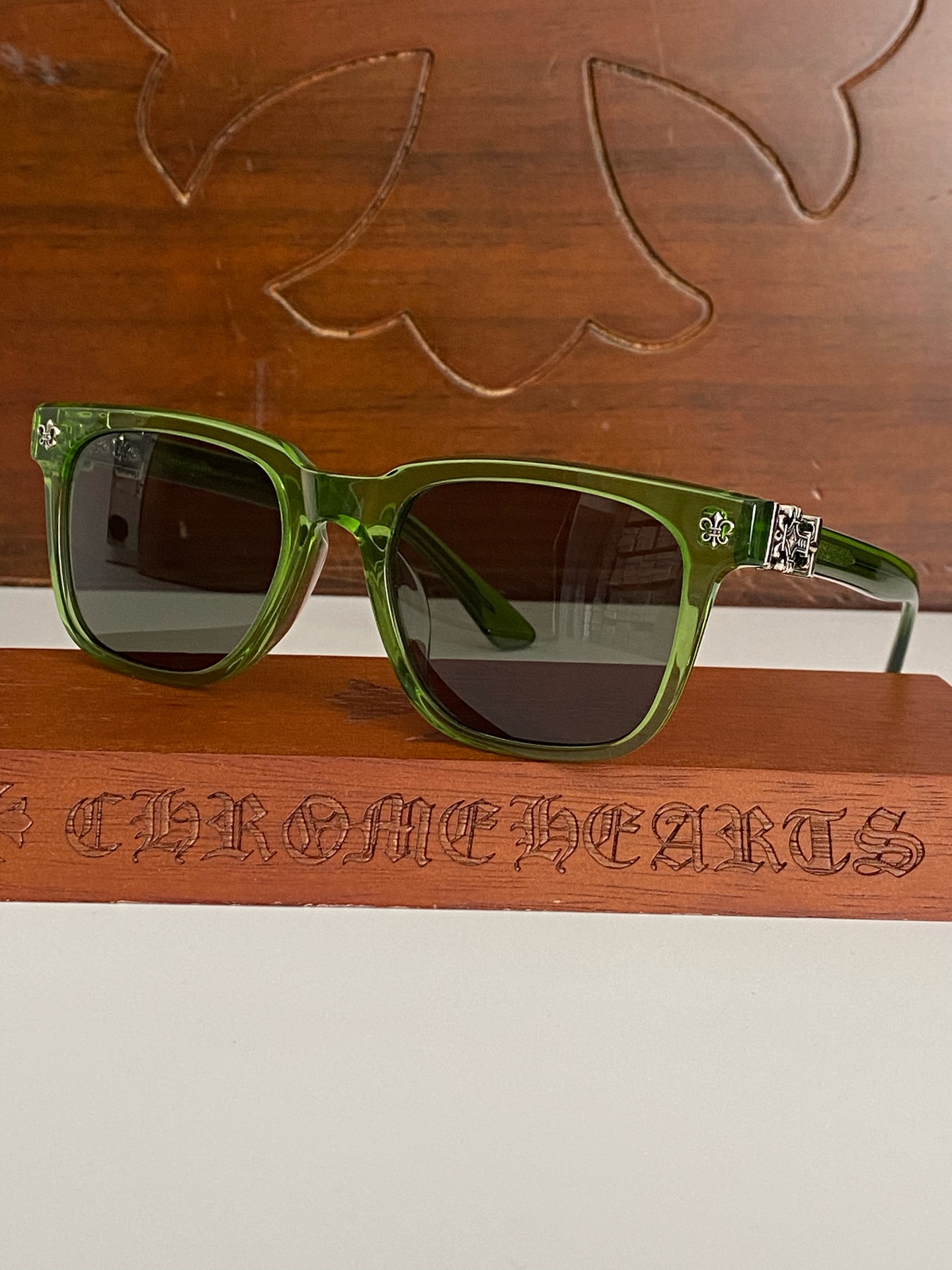  CHROME HEART 赞爆新款 细节完美  
CH8002镜臂内外侧镶嵌立体十字架➕马蹄图案LOG