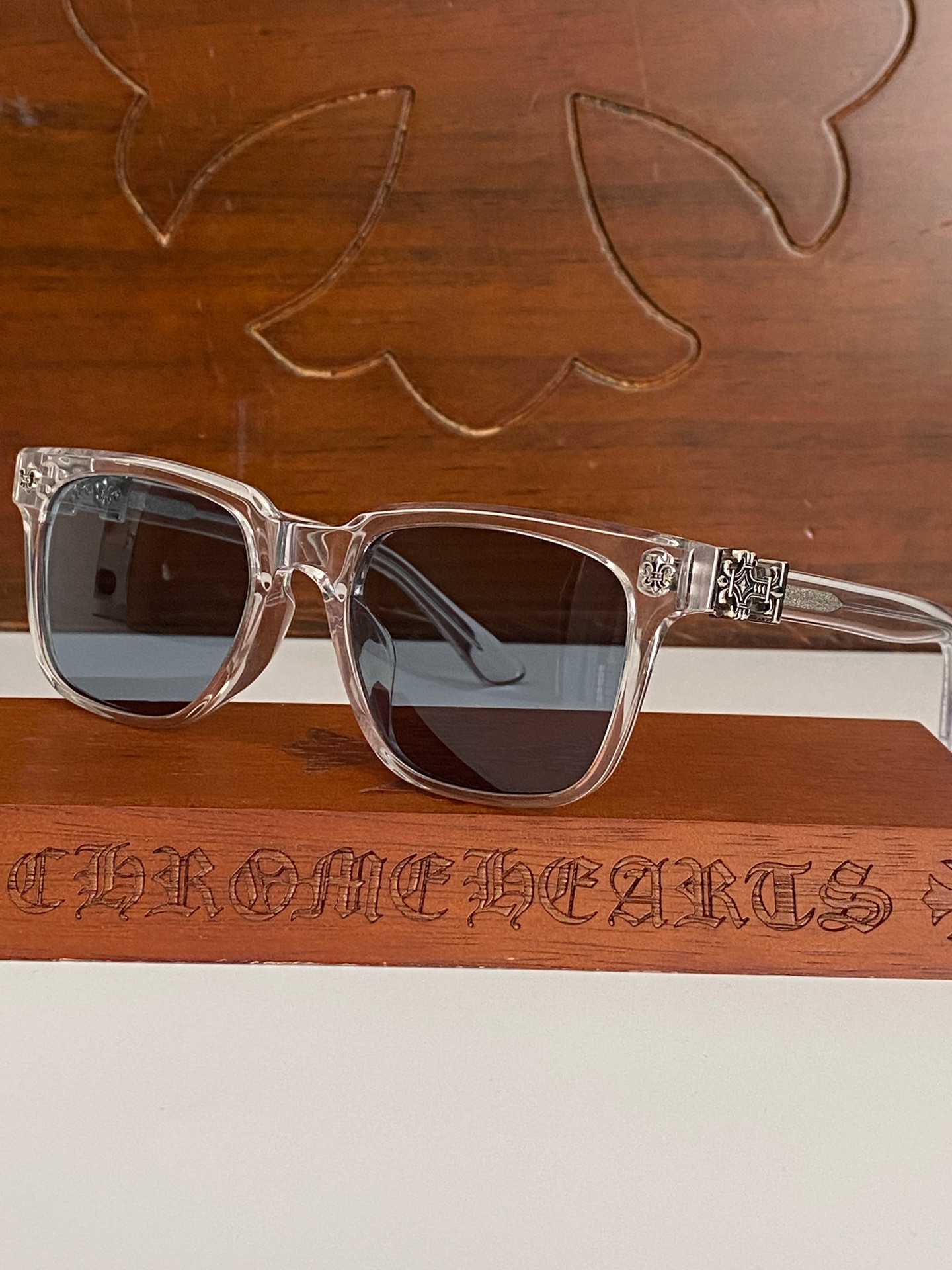  CHROME HEART 赞爆新款 细节完美  
CH8002镜臂内外侧镶嵌立体十字架➕马蹄图案LOG