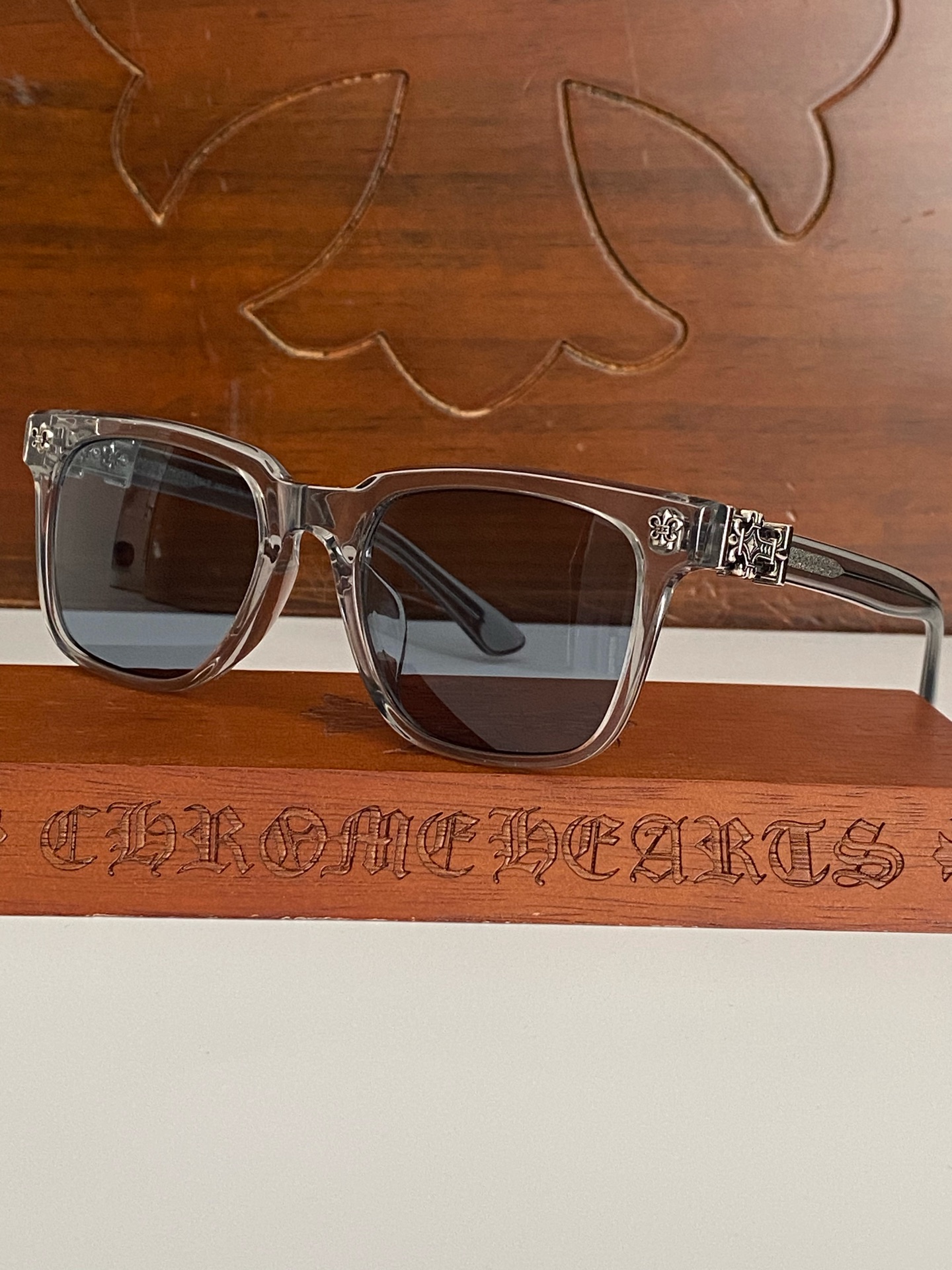  CHROME HEART 赞爆新款 细节完美  
CH8002镜臂内外侧镶嵌立体十字架➕马蹄图案LOG
