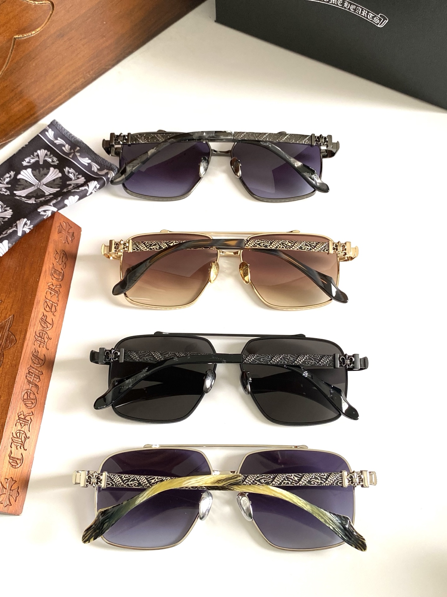  新款太阳镜🕶️ CHROME HEART
立体图纹纯钛镜腿 大气时尚
CH8309 SIZE：61-1