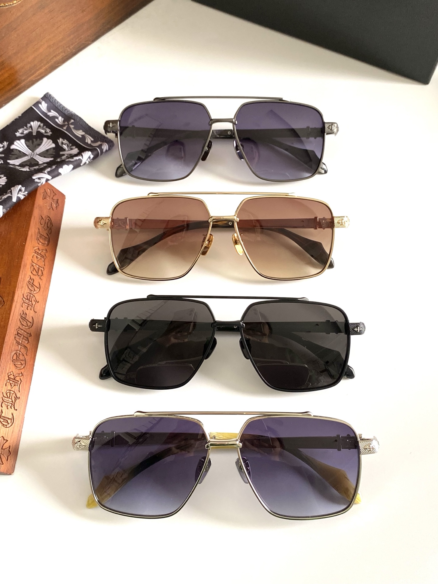  新款太阳镜🕶️ CHROME HEART
立体图纹纯钛镜腿 大气时尚
CH8309 SIZE：61-1