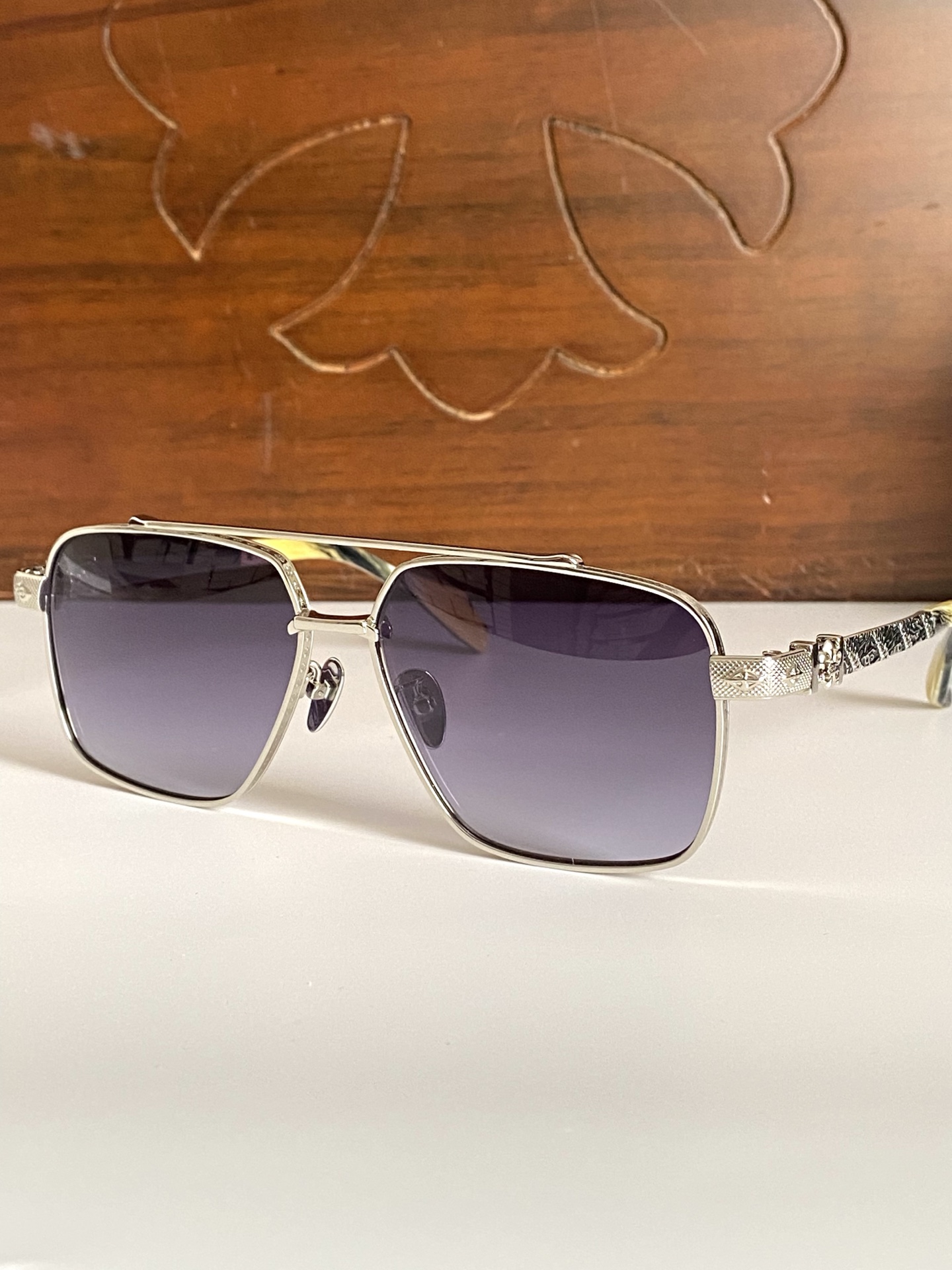  新款太阳镜🕶️ CHROME HEART
立体图纹纯钛镜腿 大气时尚
CH8309 SIZE：61-1