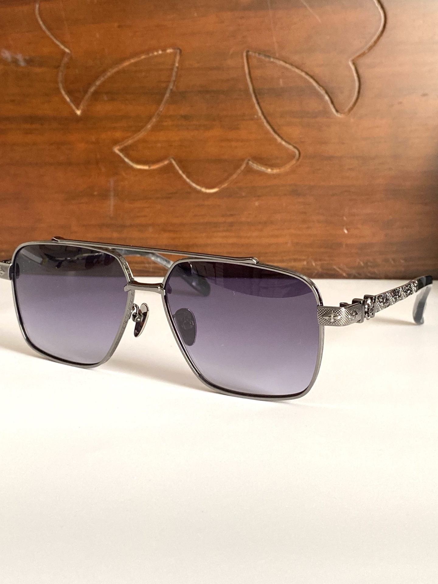  新款太阳镜🕶️ CHROME HEART
立体图纹纯钛镜腿 大气时尚
CH8309 SIZE：61-1