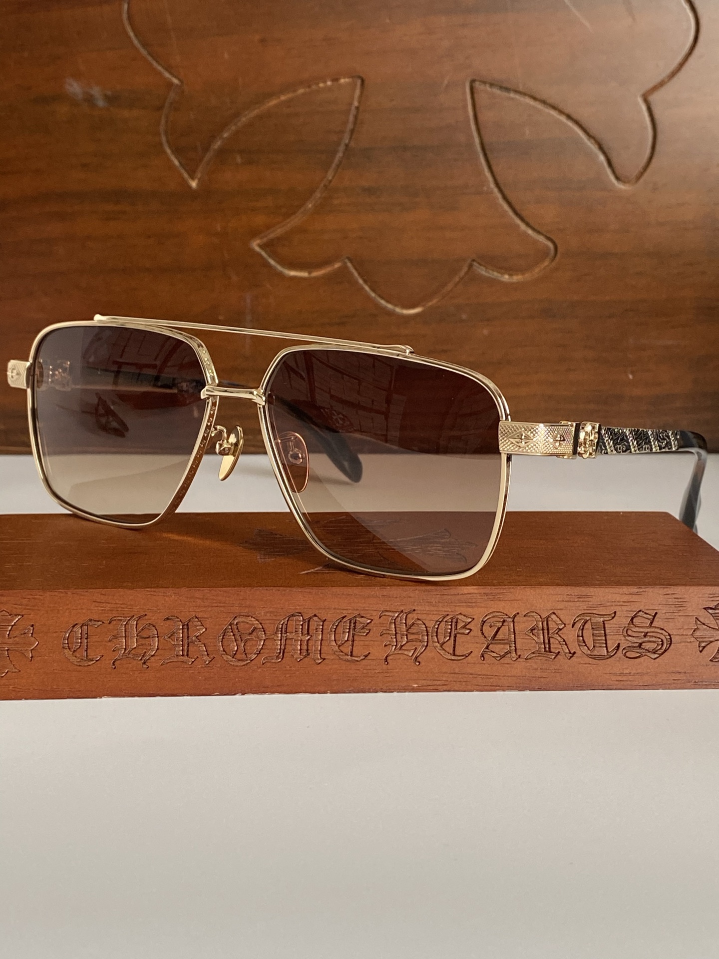  新款太阳镜🕶️ CHROME HEART
立体图纹纯钛镜腿 大气时尚
CH8309 SIZE：61-1