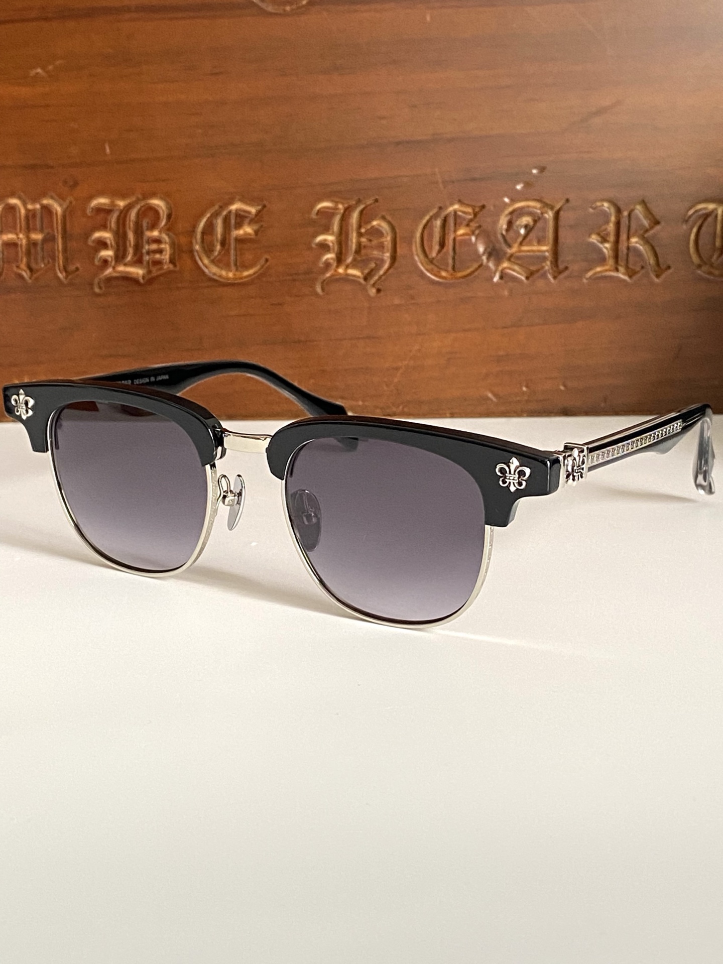 Nuevas gafas de sol 🕶️ trabajo pesado, montura de titanio con puente de ceja, grabado láser fino, proceso de corte tri…