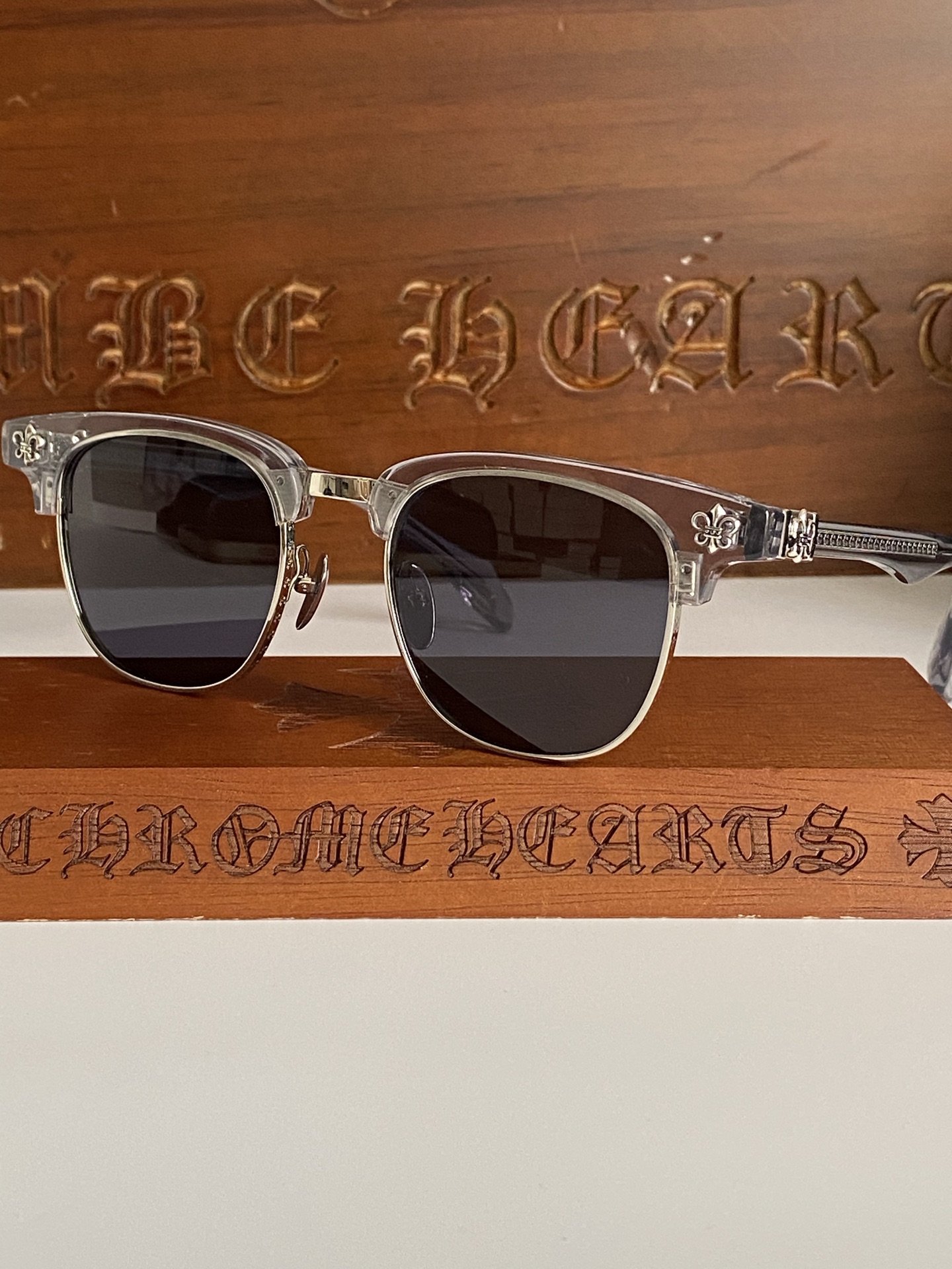 Nuevas gafas de sol, montura de titanio con grabado láser fino, proceso de corte tridimensional, calidad perfecta CH8310