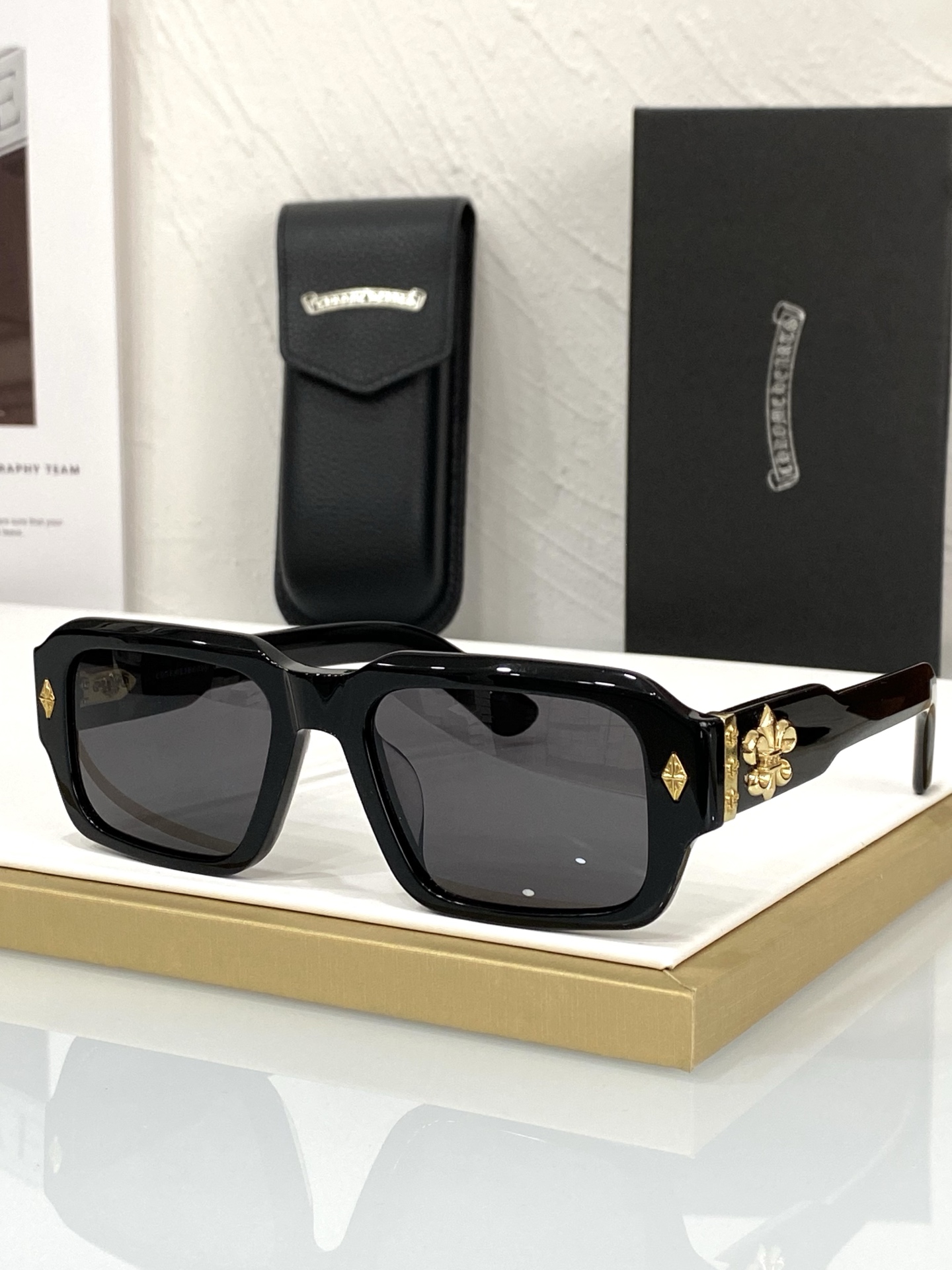 CHROME HEART Vintage Narrow Frame Sunglasses with Bold Edges and Classic Logo