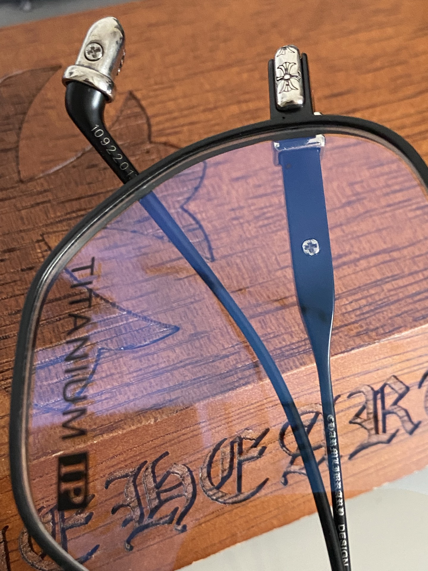 强烈推荐！顶级高端定制 厚钛特定五金配件跟足原版 内嵌式弹簧较链设计提高眼镜的可塑性 多边形框圈能更好的