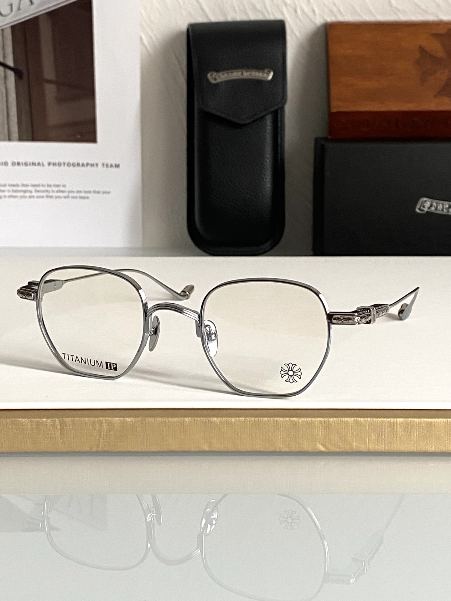 强烈推荐！顶级高端定制 厚钛特定五金配件跟足原版 内嵌式弹簧较链设计提高眼镜的可塑性 多边形框圈能更好的