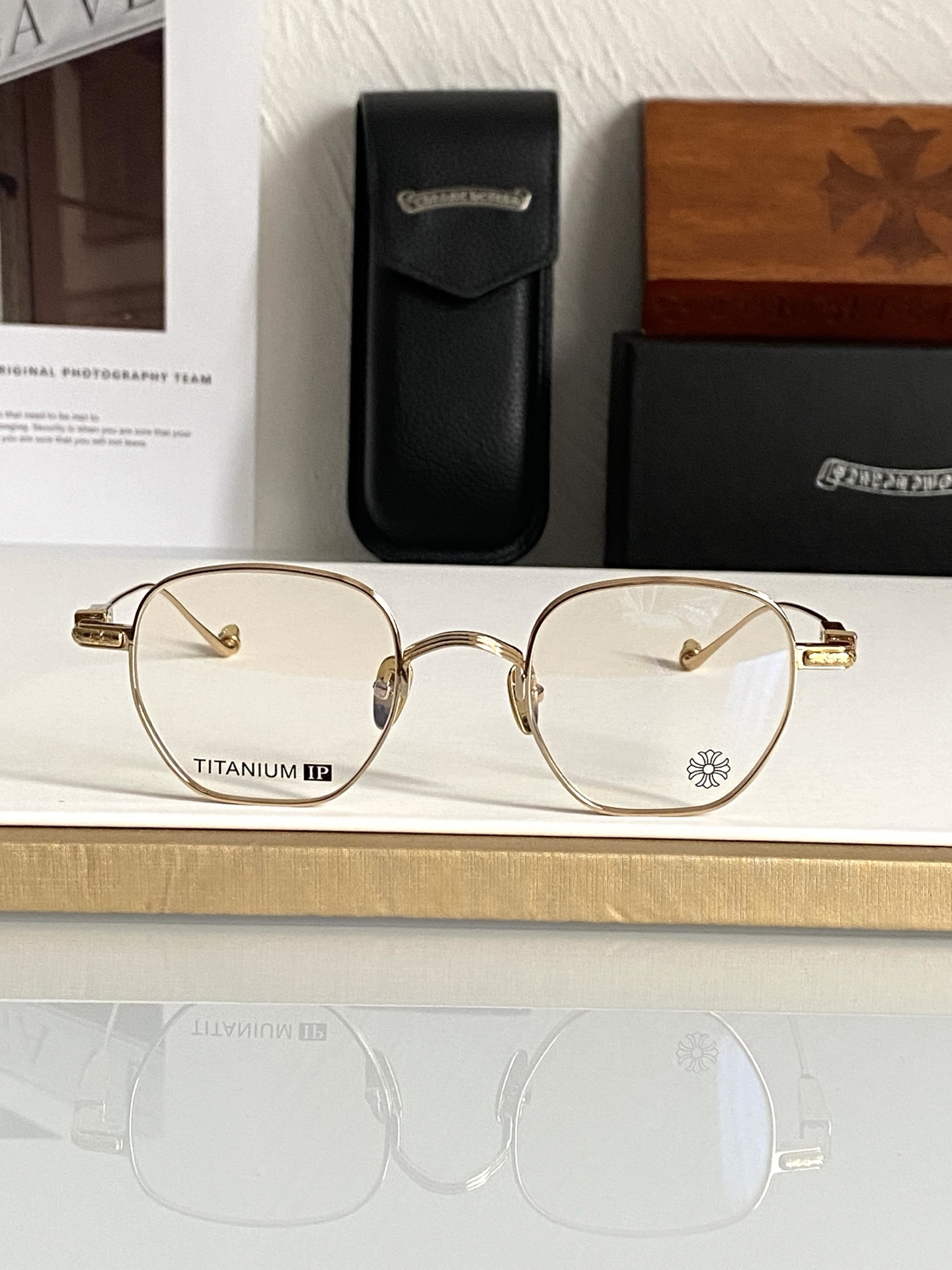 强烈推荐！顶级高端定制 厚钛特定五金配件跟足原版 内嵌式弹簧较链设计提高眼镜的可塑性 多边形框圈能更好的