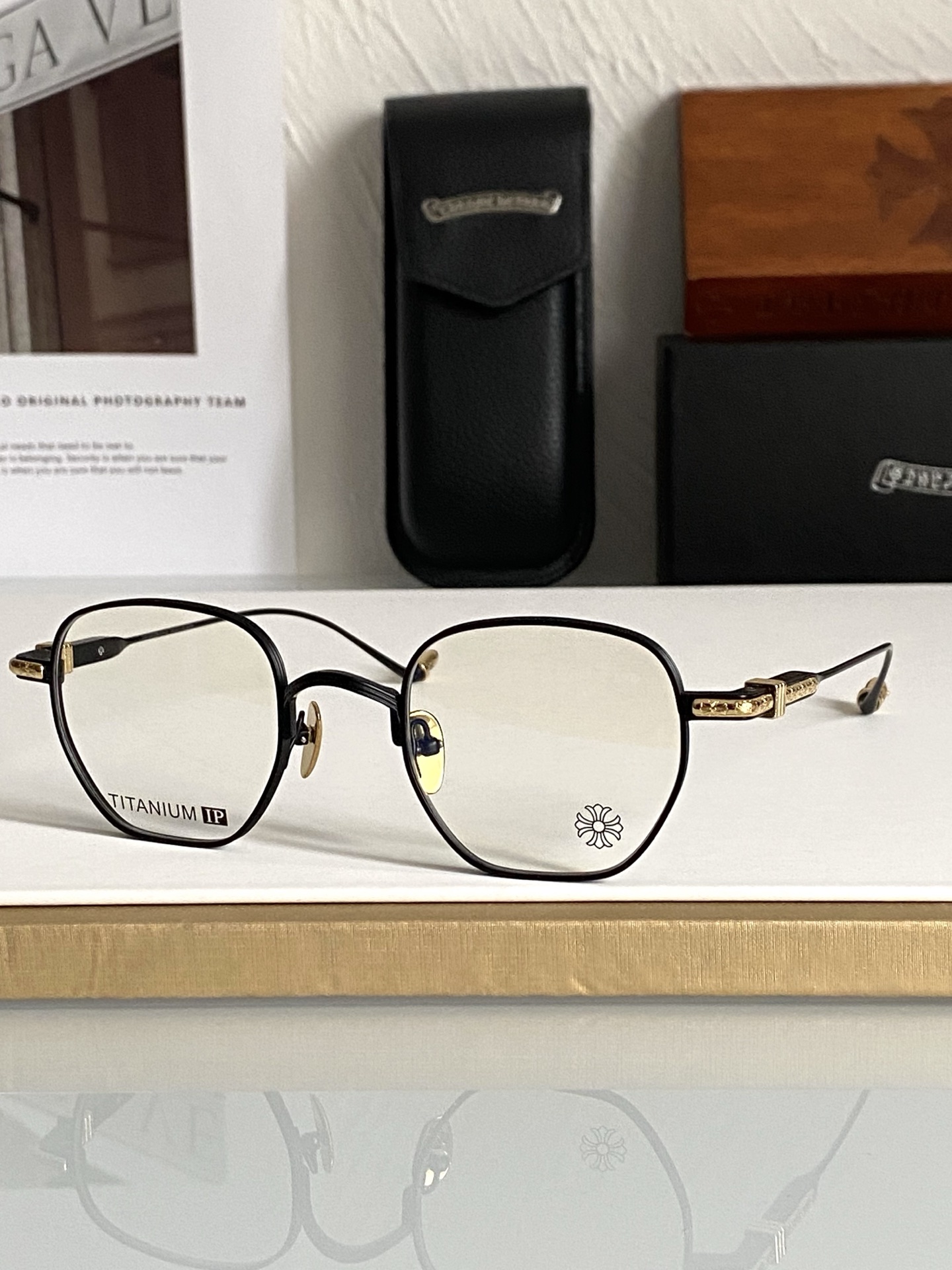 强烈推荐！顶级高端定制 厚钛特定五金配件跟足原版 内嵌式弹簧较链设计提高眼镜的可塑性 多边形框圈能更好的