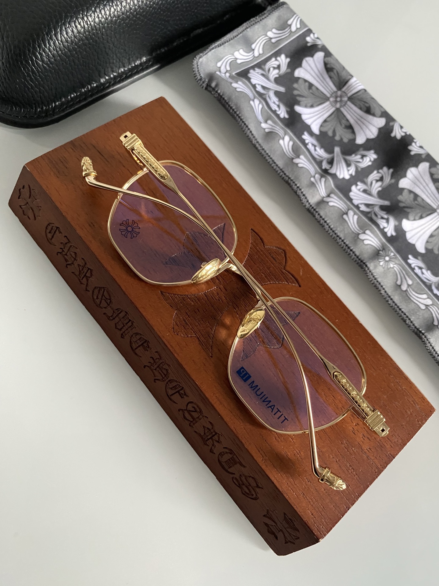 黄晓明最新佩戴 强烈推荐！顶级高端定制 厚钛特定五金配件跟足原版 内嵌式弹簧较链设计提高眼镜的可塑性 多