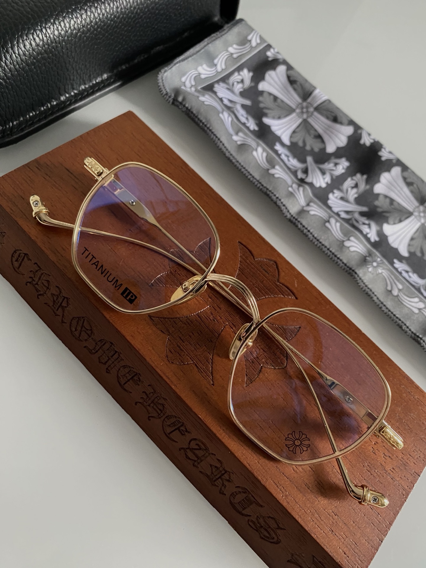 黄晓明最新佩戴 强烈推荐！顶级高端定制 厚钛特定五金配件跟足原版 内嵌式弹簧较链设计提高眼镜的可塑性 多