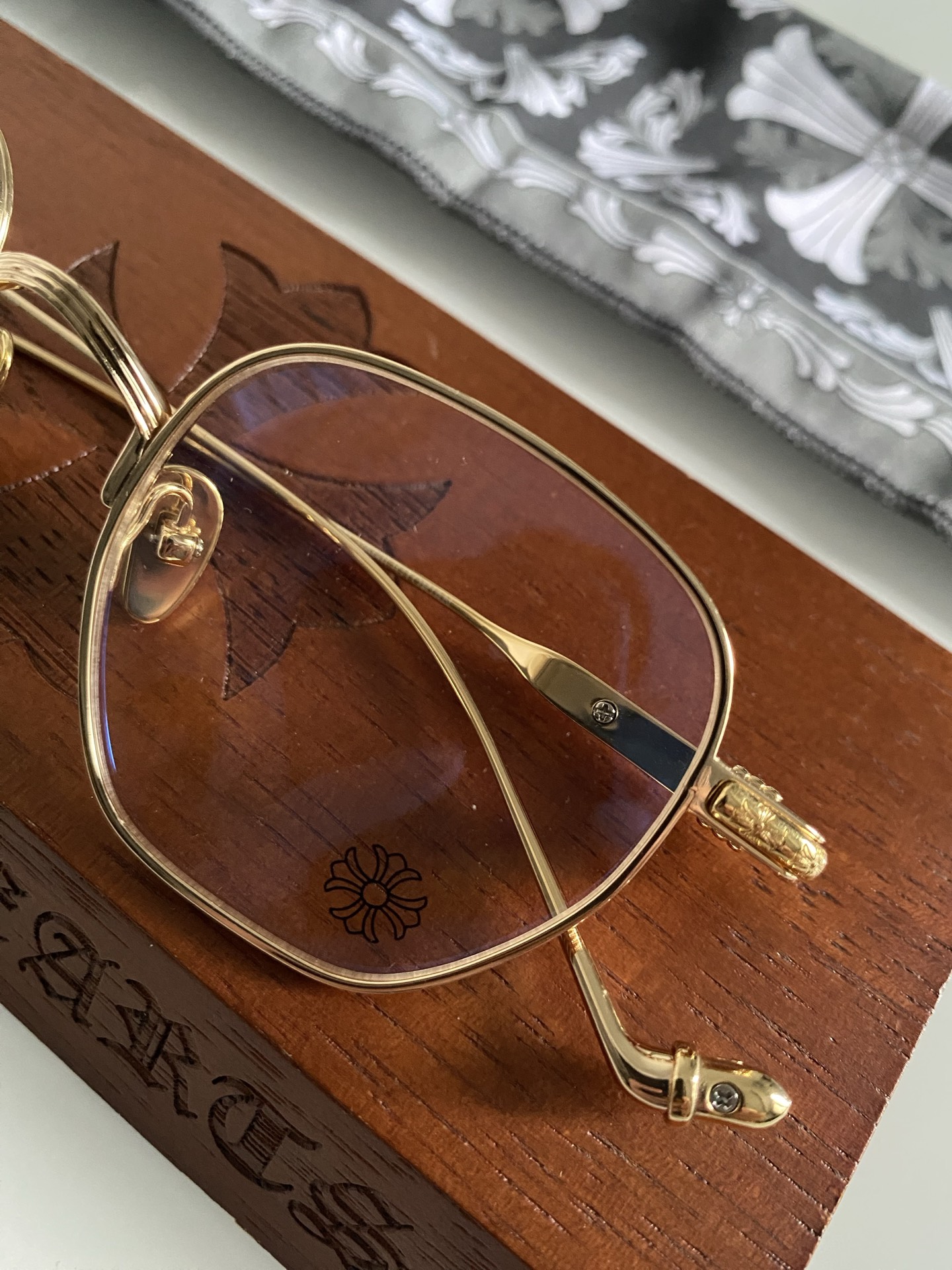 黄晓明最新佩戴 强烈推荐！顶级高端定制 厚钛特定五金配件跟足原版 内嵌式弹簧较链设计提高眼镜的可塑性 多