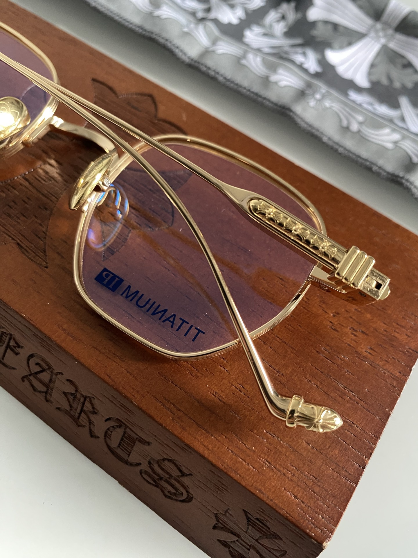 黄晓明最新佩戴 强烈推荐！顶级高端定制 厚钛特定五金配件跟足原版 内嵌式弹簧较链设计提高眼镜的可塑性 多