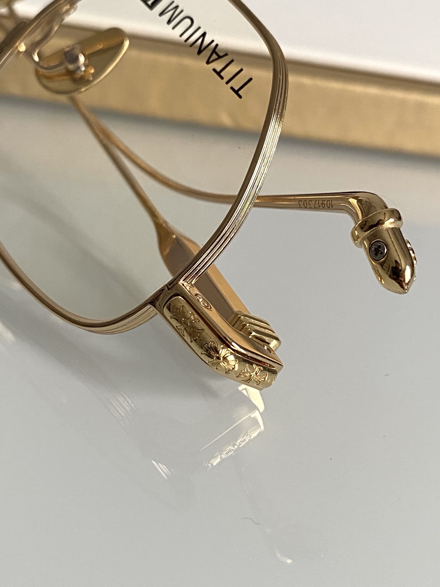 强烈推荐！顶级高端定制 厚钛特定五金配件跟足原版 内嵌式弹簧较链设计提高眼镜的可塑性 多边形框圈能更好的