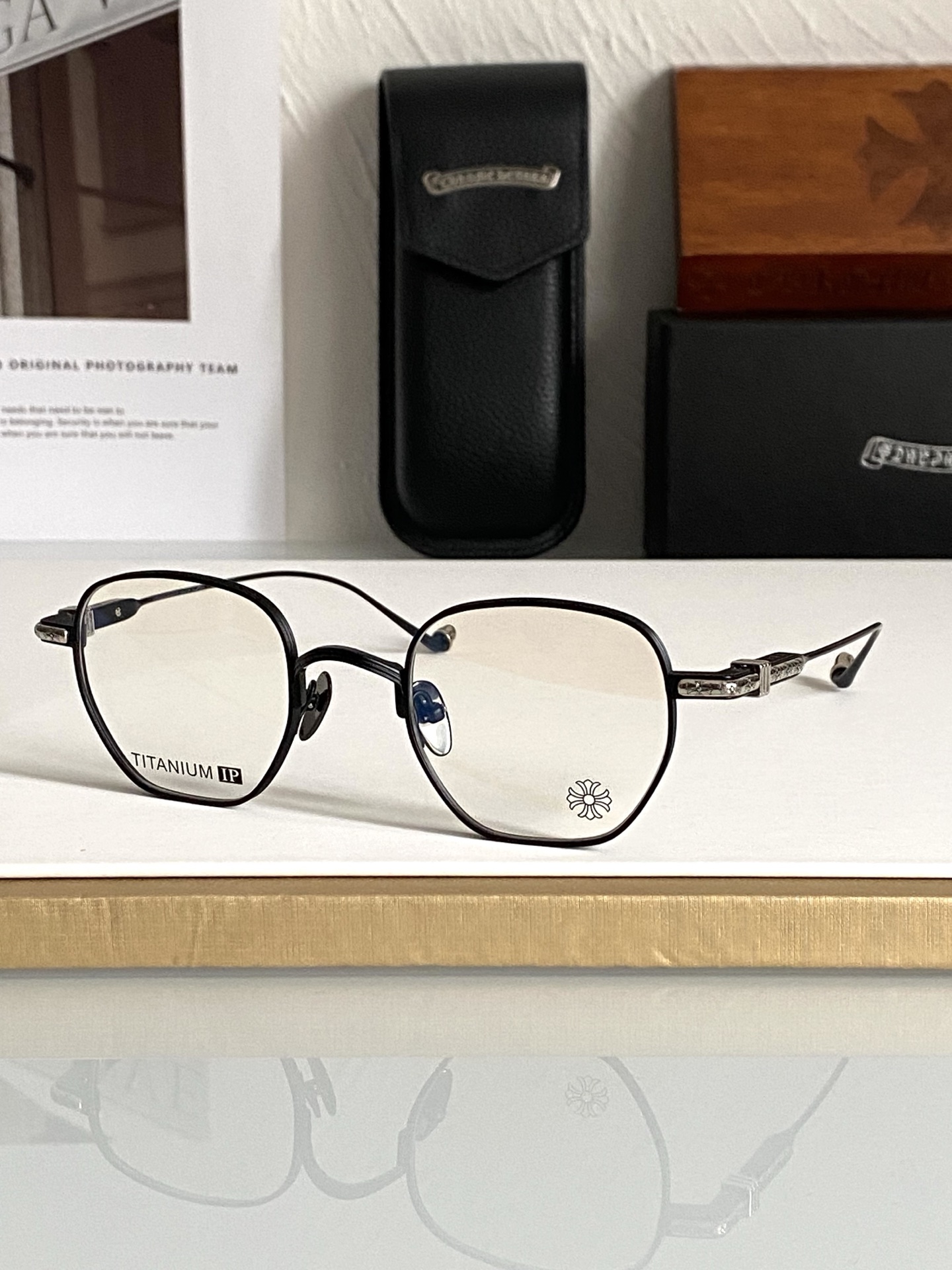 强烈推荐！顶级高端定制 厚钛特定五金配件跟足原版 内嵌式弹簧较链设计提高眼镜的可塑性 多边形框圈能更好的