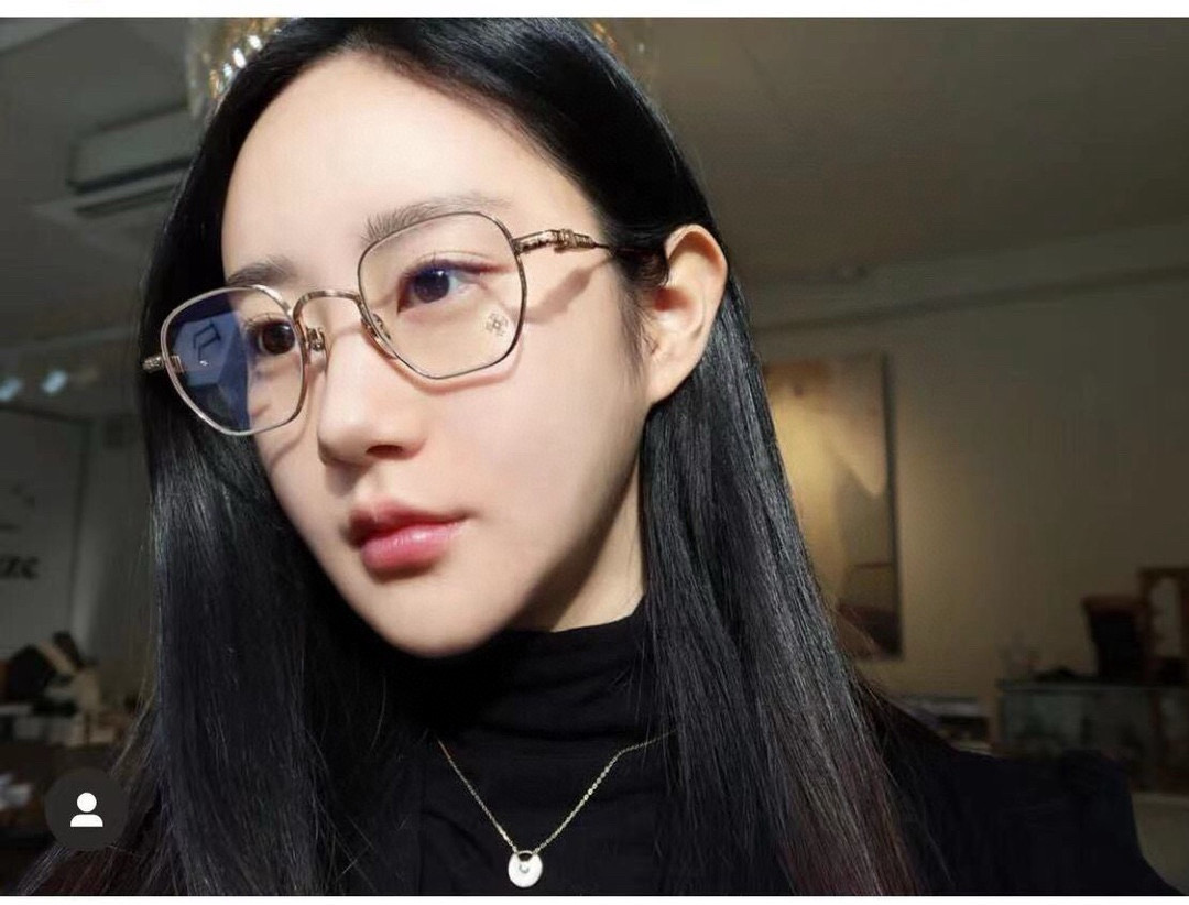 强烈推荐！顶级高端定制 厚钛特定五金配件跟足原版 内嵌式弹簧较链设计提高眼镜的可塑性 多边形框圈能更好的