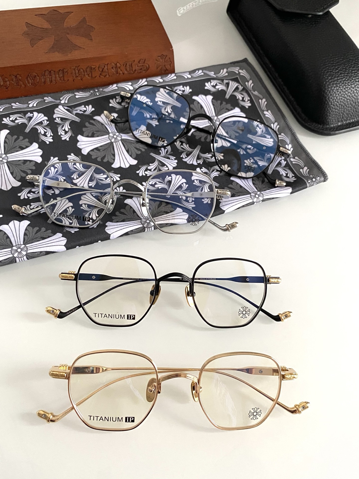 强烈推荐！顶级高端定制 厚钛特定五金配件跟足原版 内嵌式弹簧较链设计提高眼镜的可塑性 多边形框圈能更好的