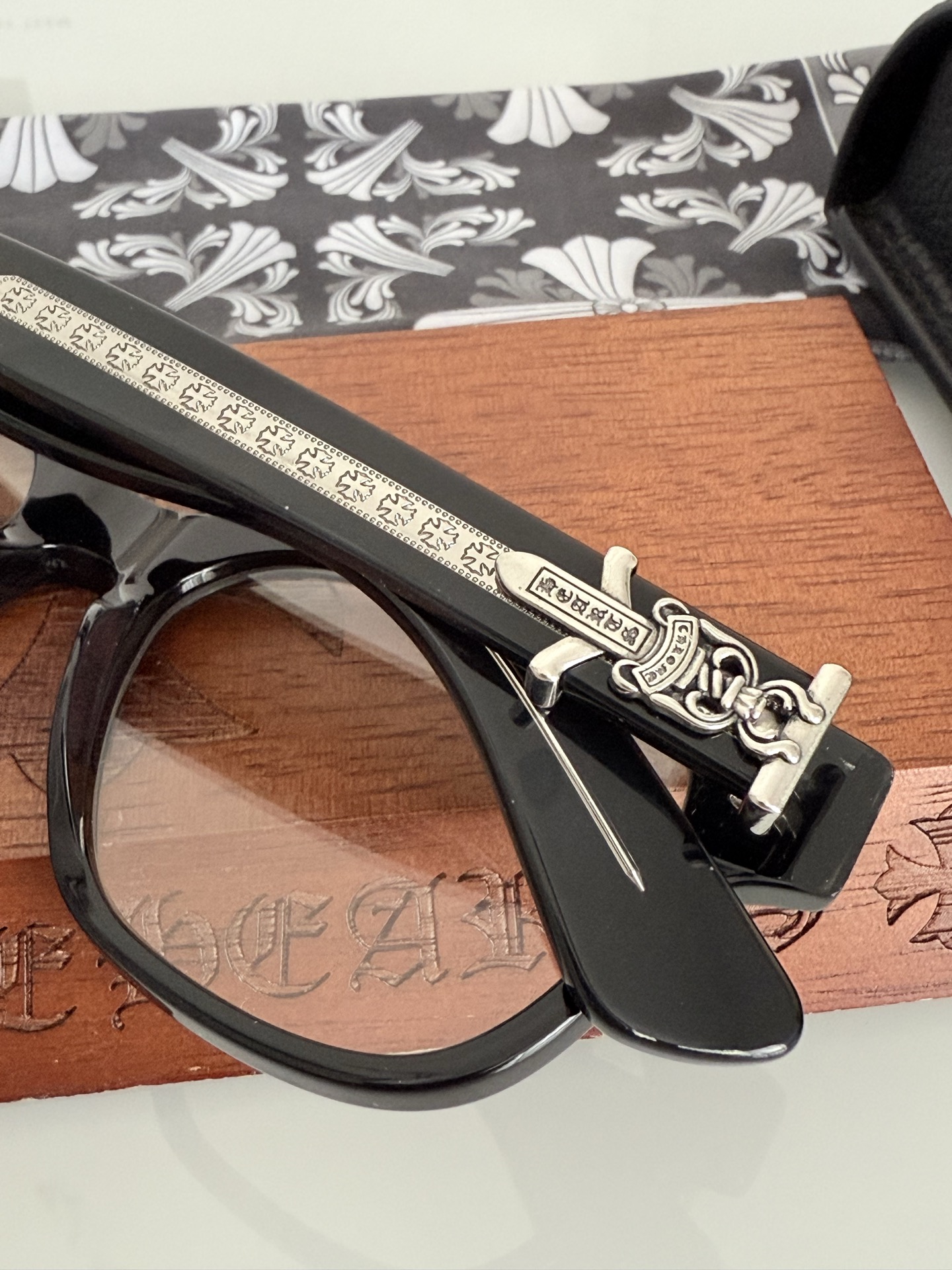 。黑银色
顶级原版定制款！每副都有独立编码 
CHROME HEART 高奢系列 眼镜界艺术精品 
意大