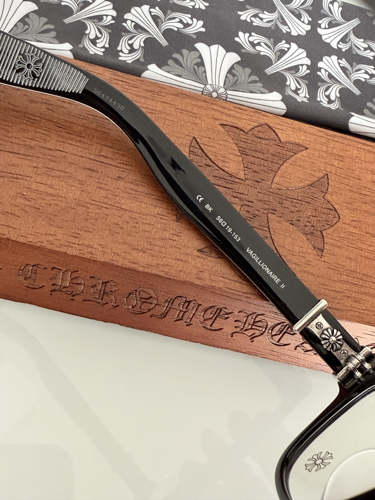 。黑银色
顶级原版定制款！每副都有独立编码 
CHROME HEART 高奢系列 眼镜界艺术精品 
意大