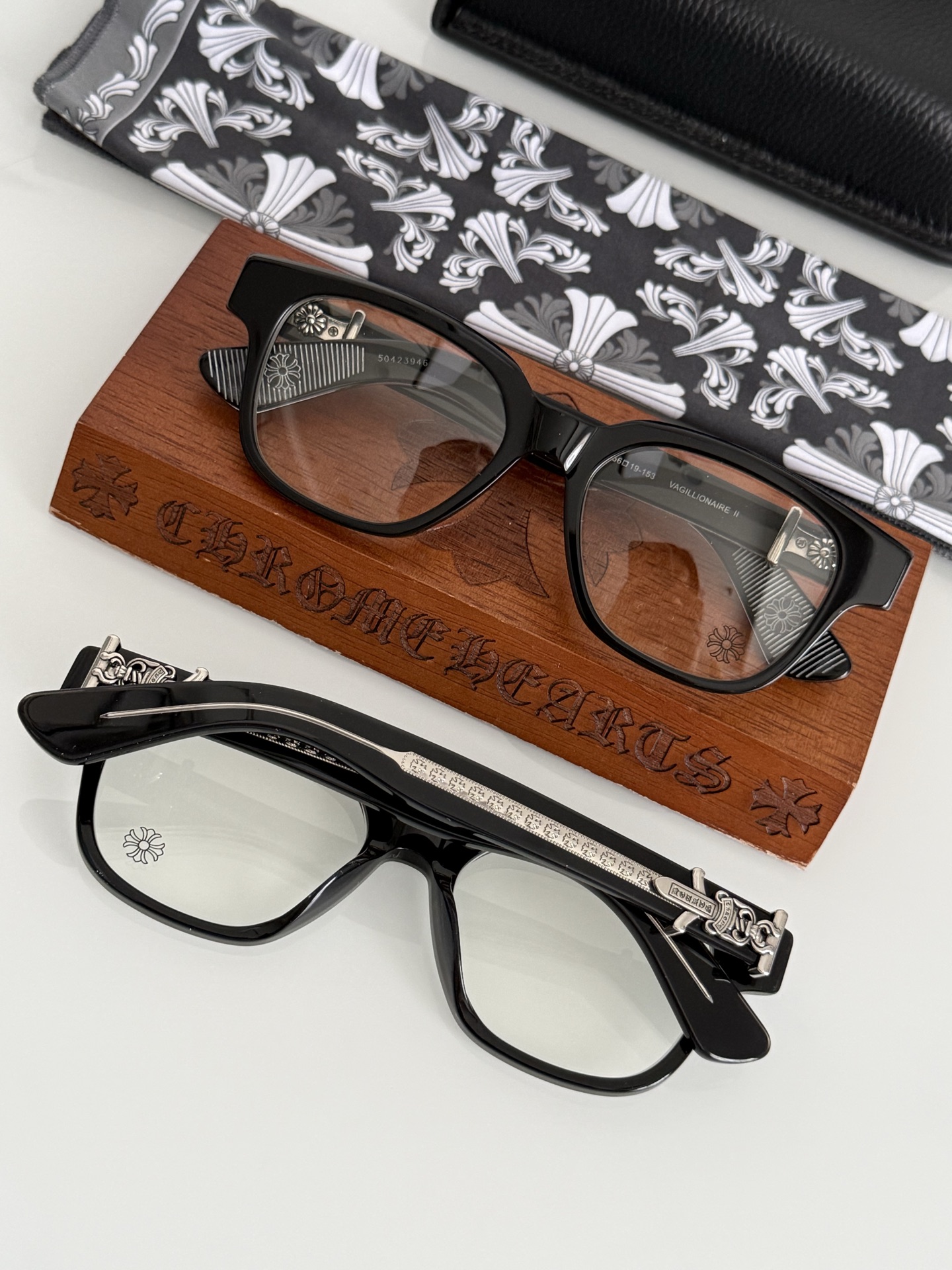 。黑银色
顶级原版定制款！每副都有独立编码 
CHROME HEART 高奢系列 眼镜界艺术精品 
意大