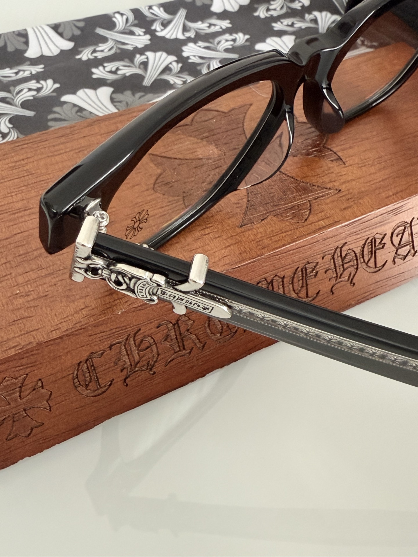 。黑银色
顶级原版定制款！每副都有独立编码 
CHROME HEART 高奢系列 眼镜界艺术精品 
意大