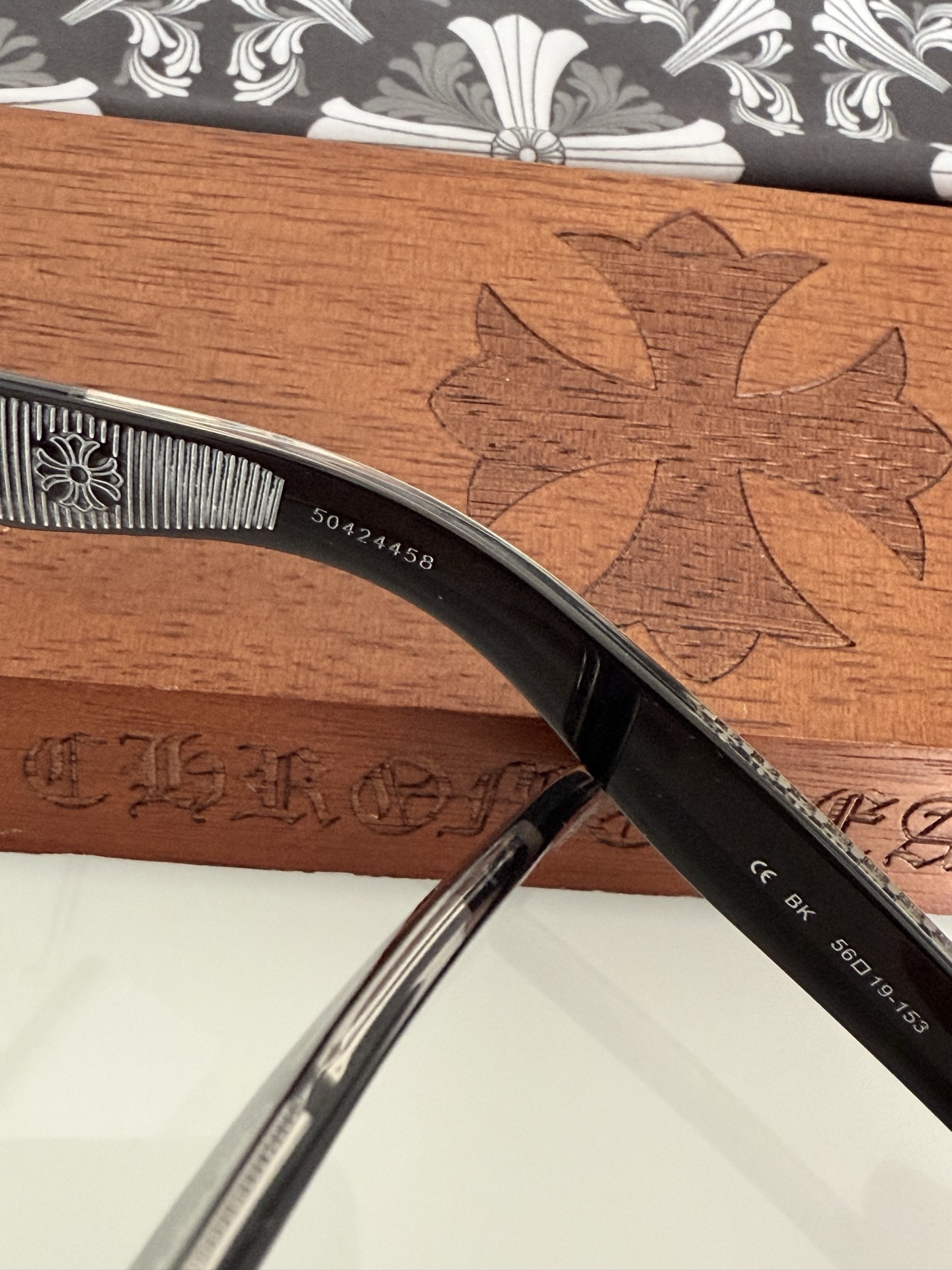 。黑银色
顶级原版定制款！每副都有独立编码 
CHROME HEART 高奢系列 眼镜界艺术精品 
意大