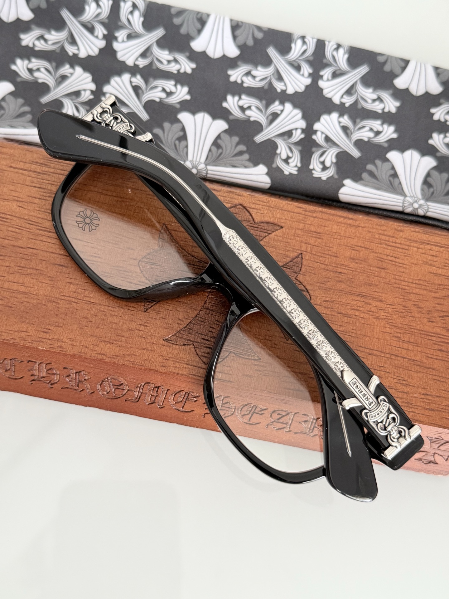 。黑银色
顶级原版定制款！每副都有独立编码 
CHROME HEART 高奢系列 眼镜界艺术精品 
意大