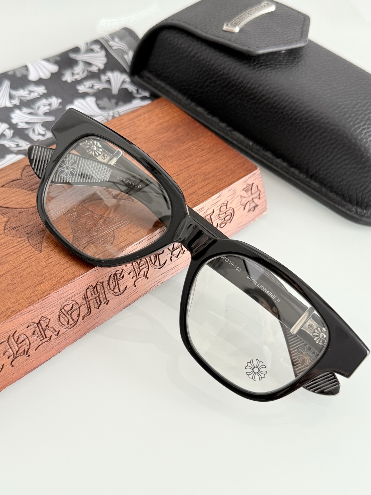 。黑银色
顶级原版定制款！每副都有独立编码 
CHROME HEART 高奢系列 眼镜界艺术精品 
意大