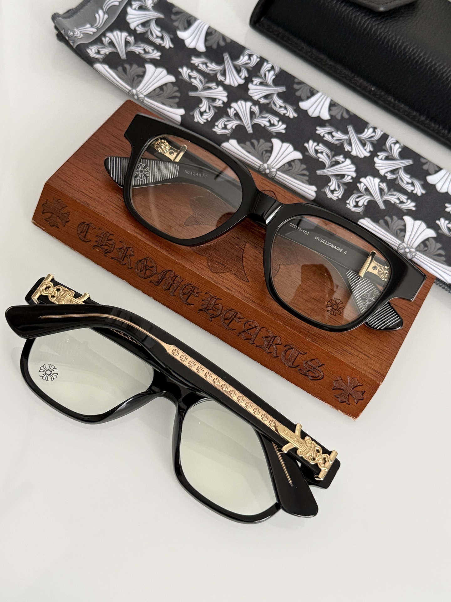  黑金色
顶级原版定制款！每副都有独立编码 
CHROME HEART 高奢系列 眼镜界艺术精品 
意大