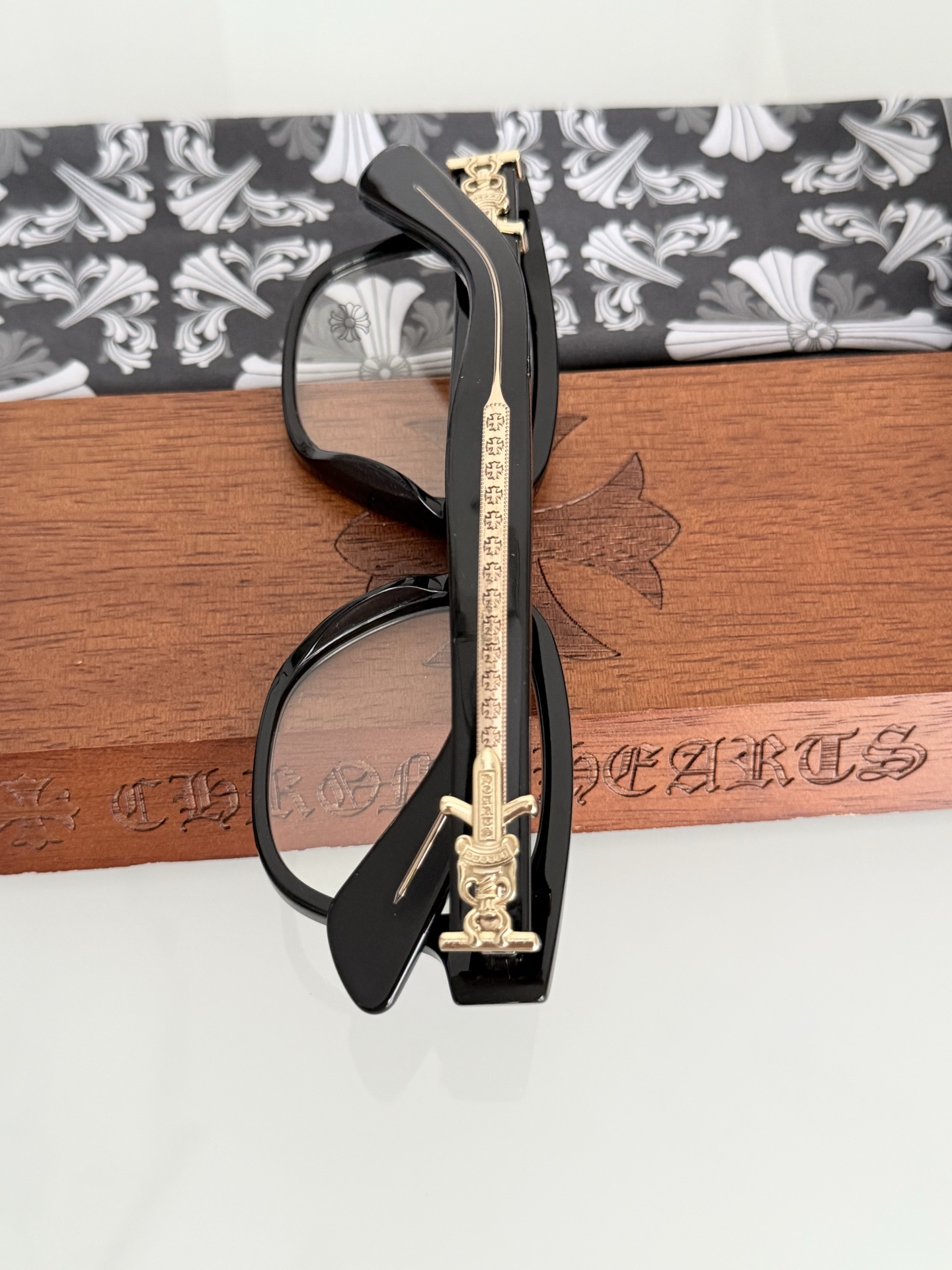  黑金色
顶级原版定制款！每副都有独立编码 
CHROME HEART 高奢系列 眼镜界艺术精品 
意大