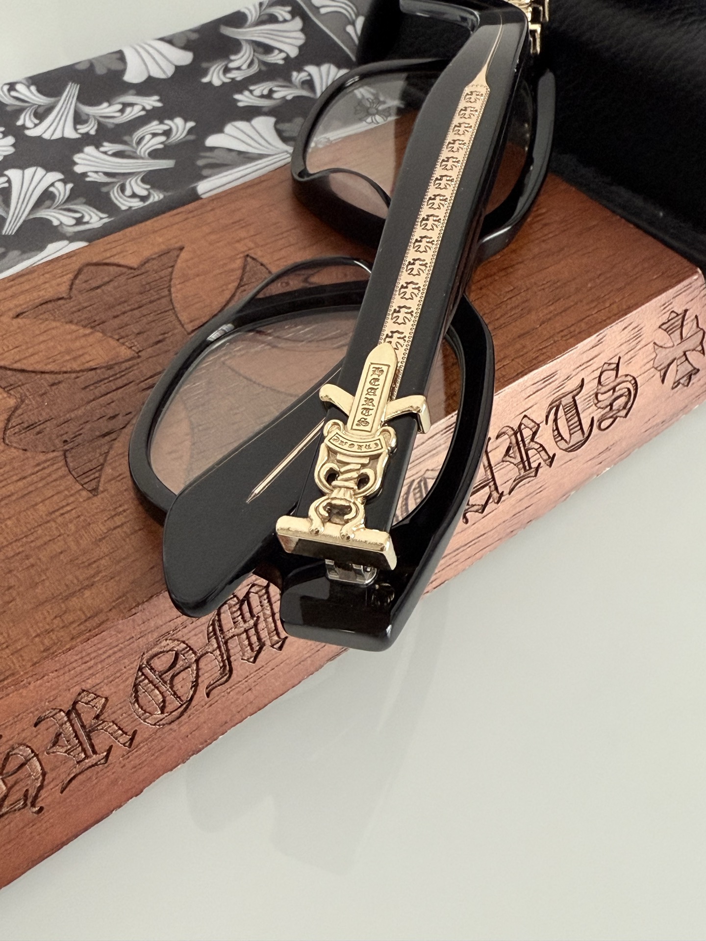  黑金色
顶级原版定制款！每副都有独立编码 
CHROME HEART 高奢系列 眼镜界艺术精品 
意大