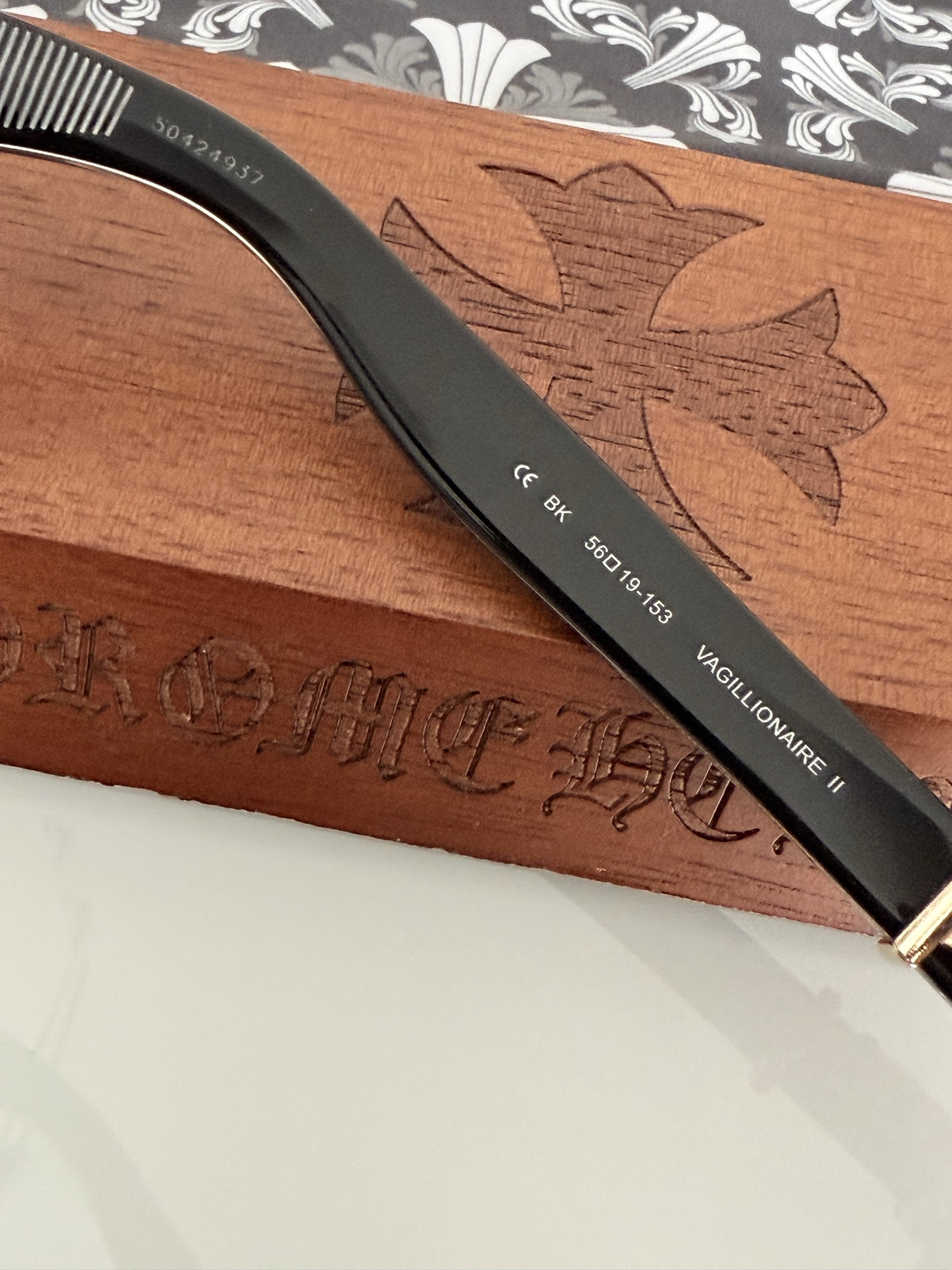  黑金色
顶级原版定制款！每副都有独立编码 
CHROME HEART 高奢系列 眼镜界艺术精品 
意大