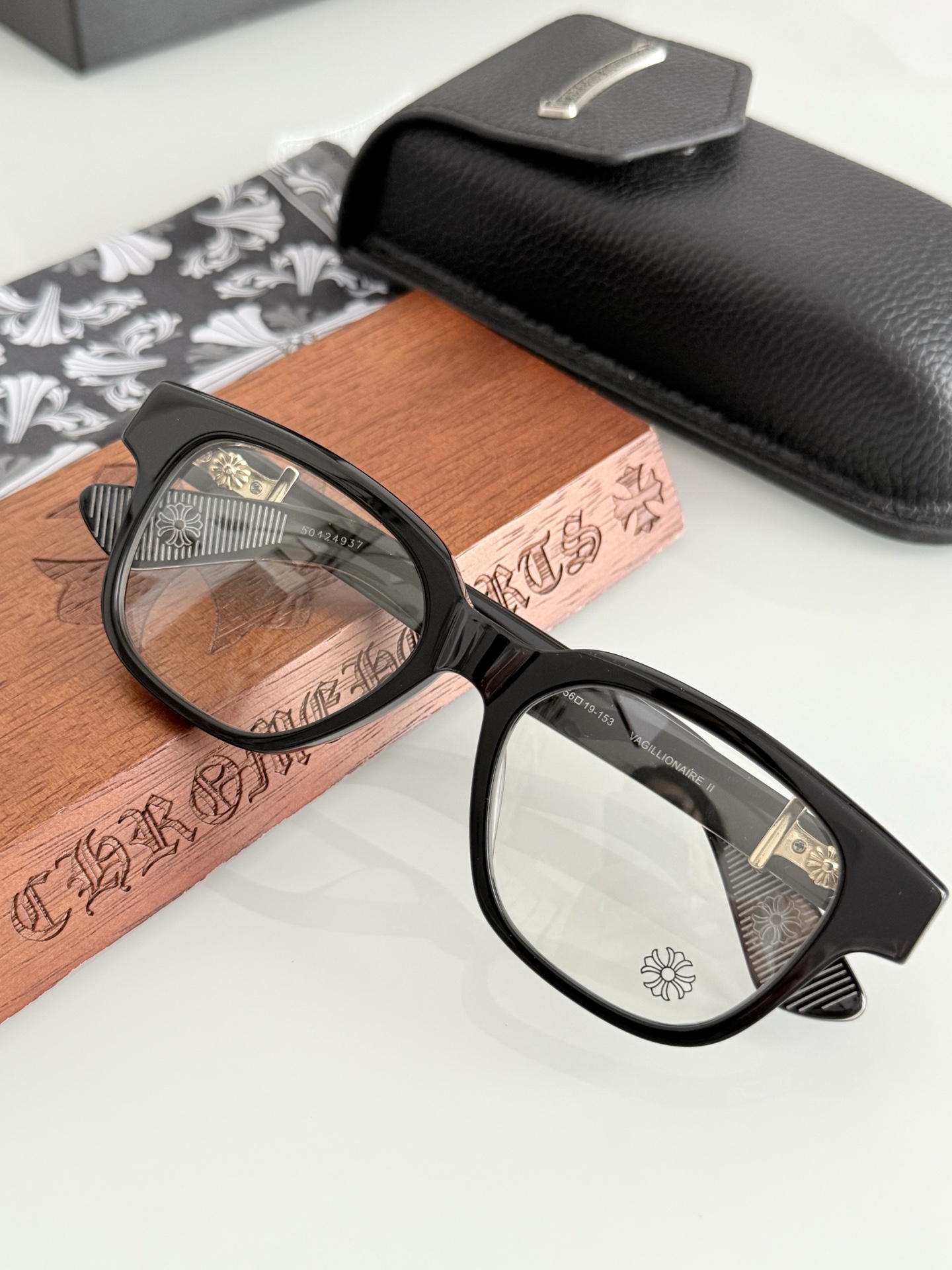  黑金色
顶级原版定制款！每副都有独立编码 
CHROME HEART 高奢系列 眼镜界艺术精品 
意大