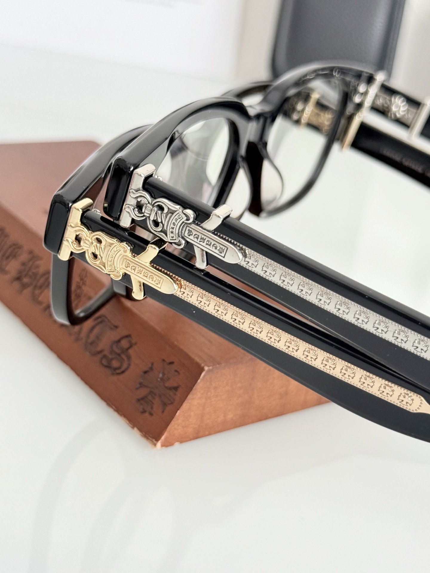  顶级原版定制款！每副都有独立编码 
CHROME HEART 高奢系列 眼镜界艺术精品 
意大利厚料精