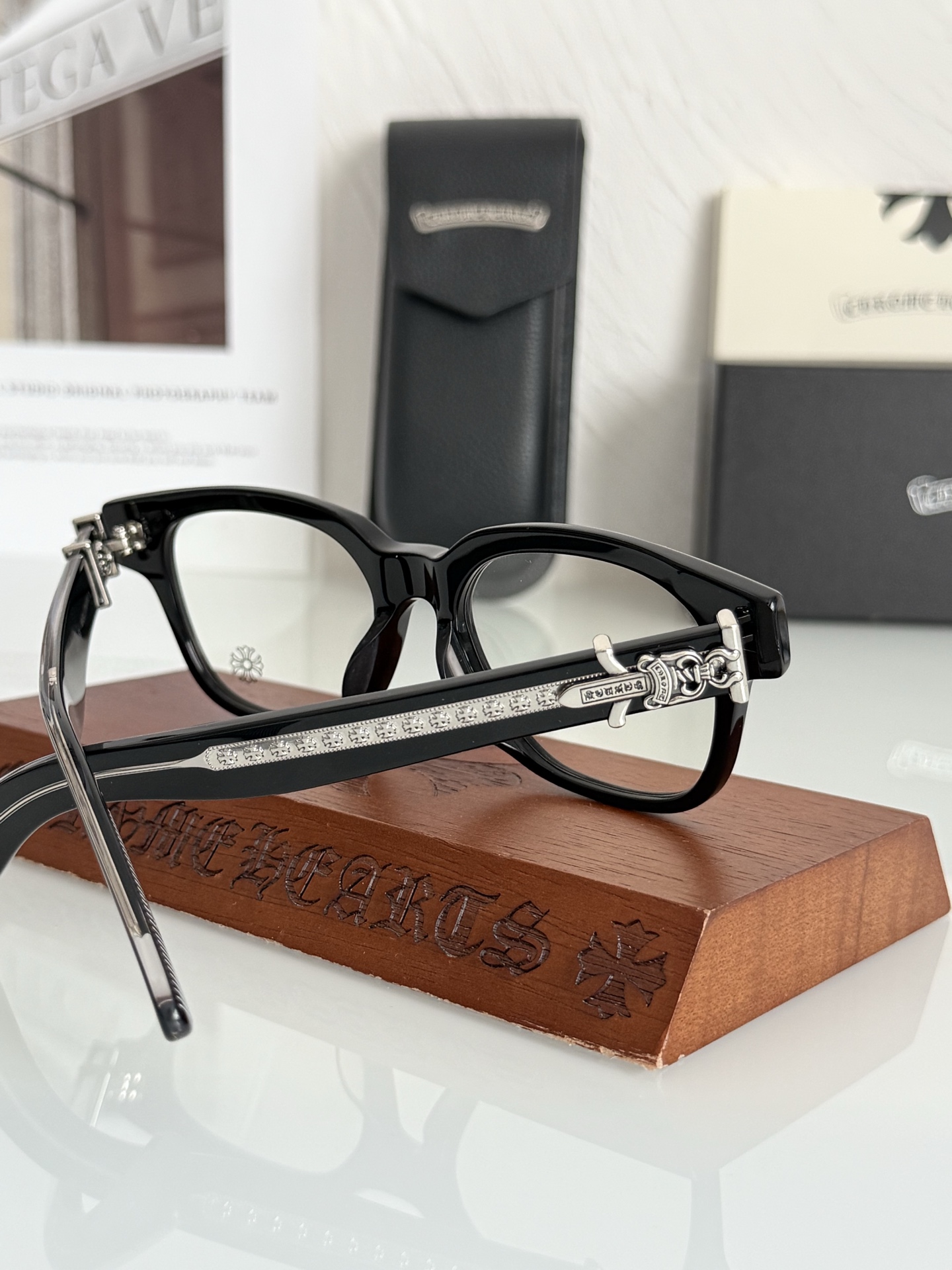  顶级原版定制款！每副都有独立编码 
CHROME HEART 高奢系列 眼镜界艺术精品 
意大利厚料精