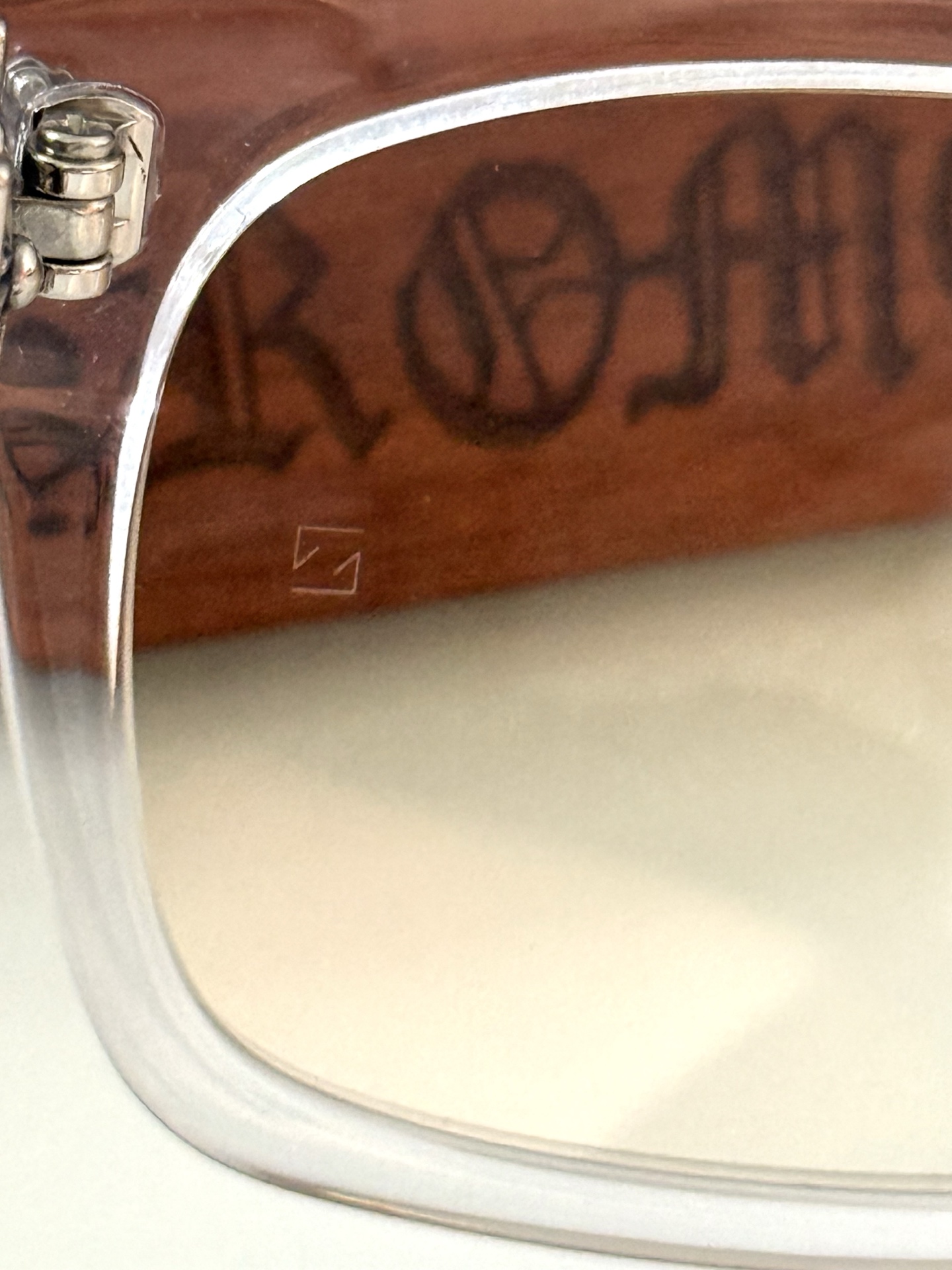 专柜同步！搭配蔡司镜片原版复刻精品简约大方的设计又不失细节精美logo点缀极力推荐！VAGILANTE 