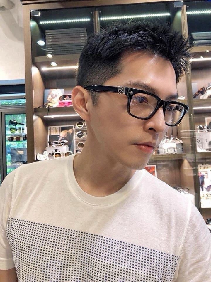 专柜同步！搭配蔡司镜片原版复刻精品简约大方的设计又不失细节精美logo点缀极力推荐！VAGILANTE 