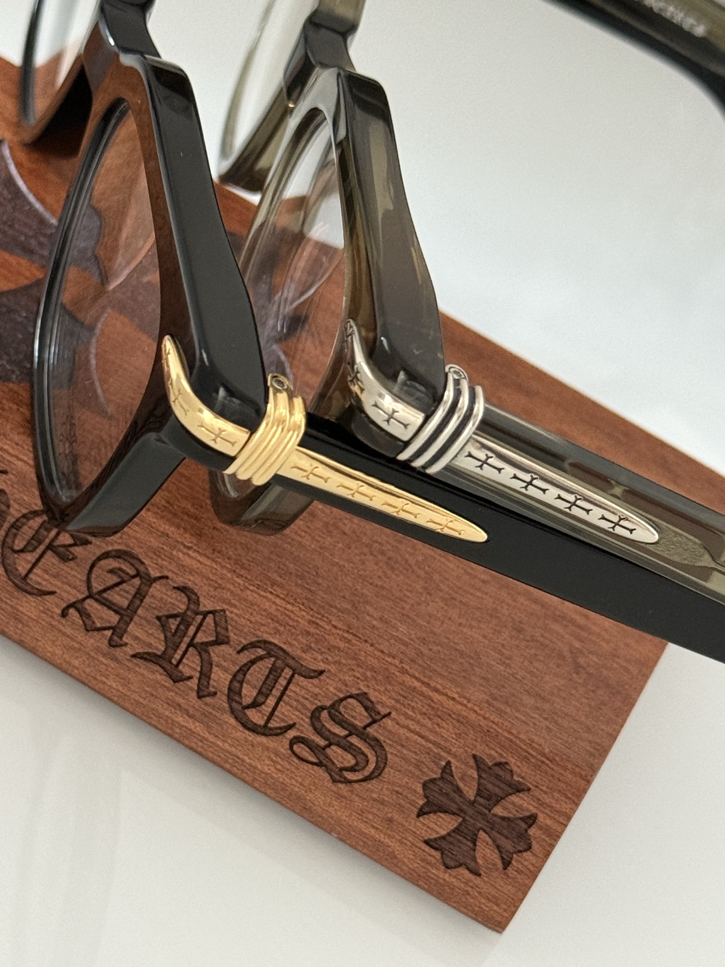 高版精雕刻字 永不褪色 尽显高端品质进口板材打造 光滑有质感 DRIPPIN CHROME HEART*