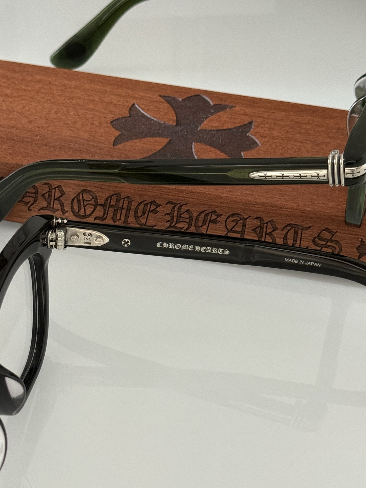 高版精雕刻字 永不褪色 尽显高端品质进口板材打造 光滑有质感 DRIPPIN CHROME HEART*