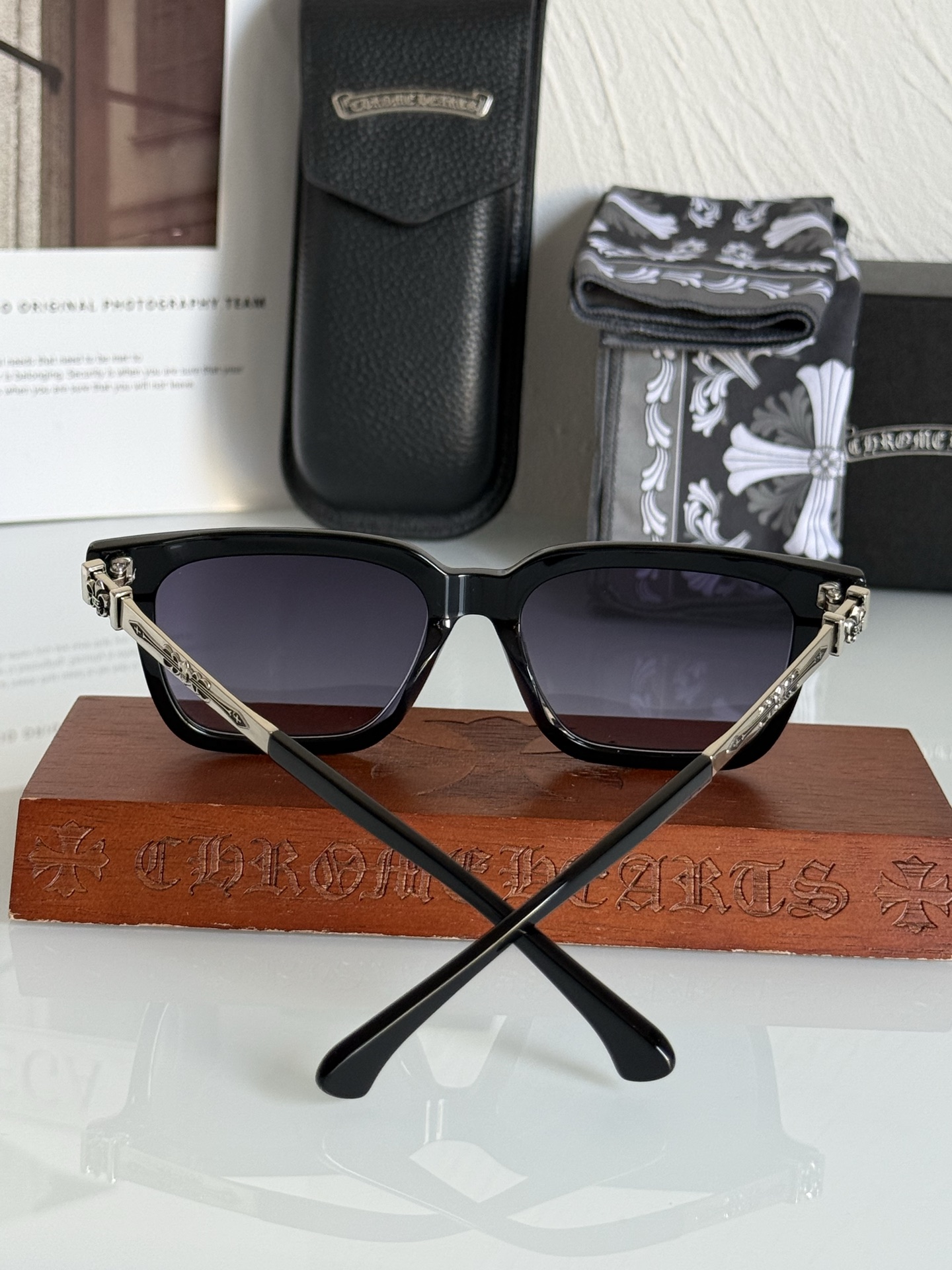 钛大框太阳镜🕶️CHROME HEART顶级板材手工打磨抛光而成➕立体图纹纯钛镜腿 大气时尚CH8284