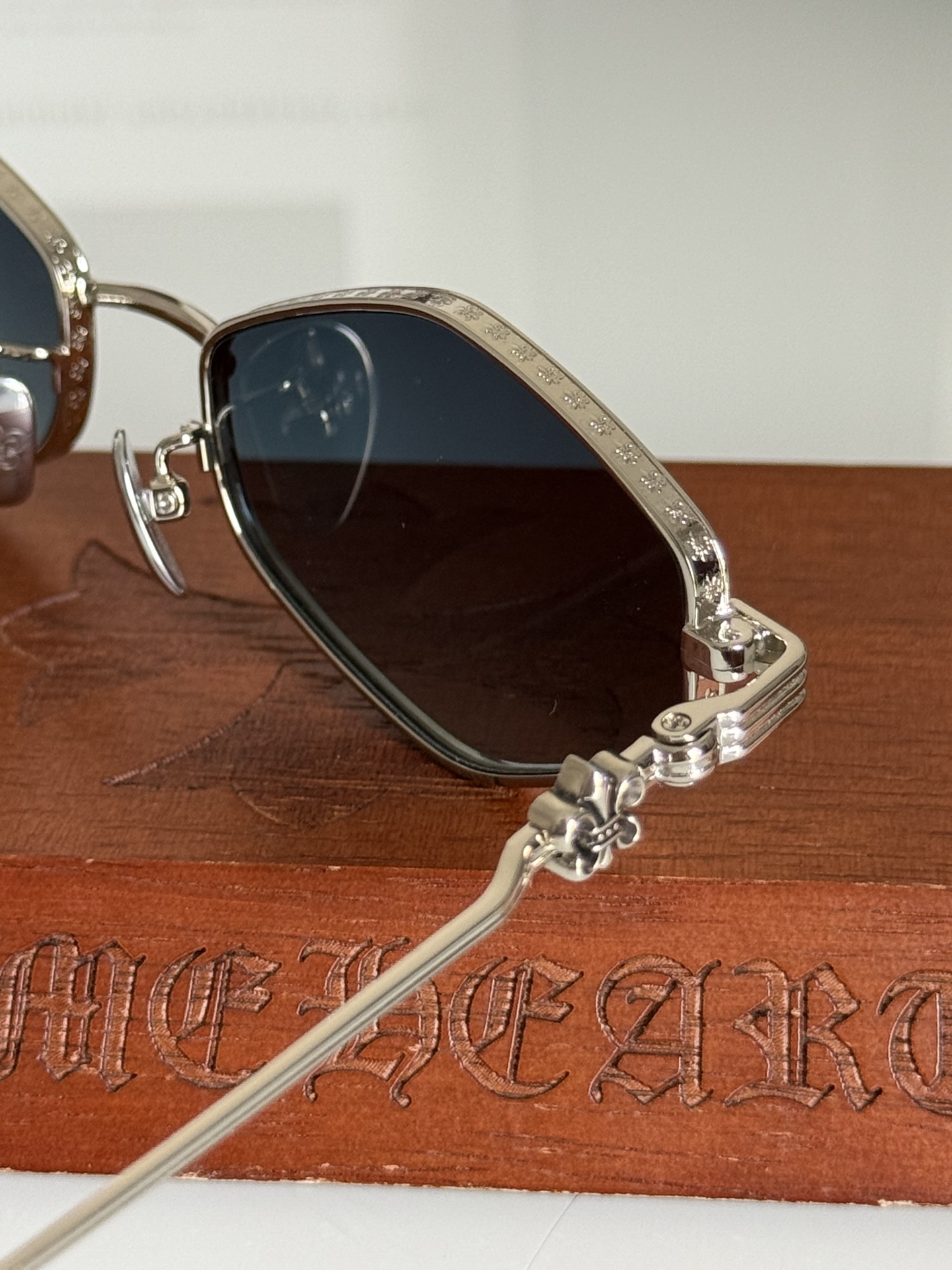 超赞👍🏿新款太阳镜🕶️ CHROME HEART立体雕刻图案➕多边框设计绝佳时尚单品推荐！CH8286S