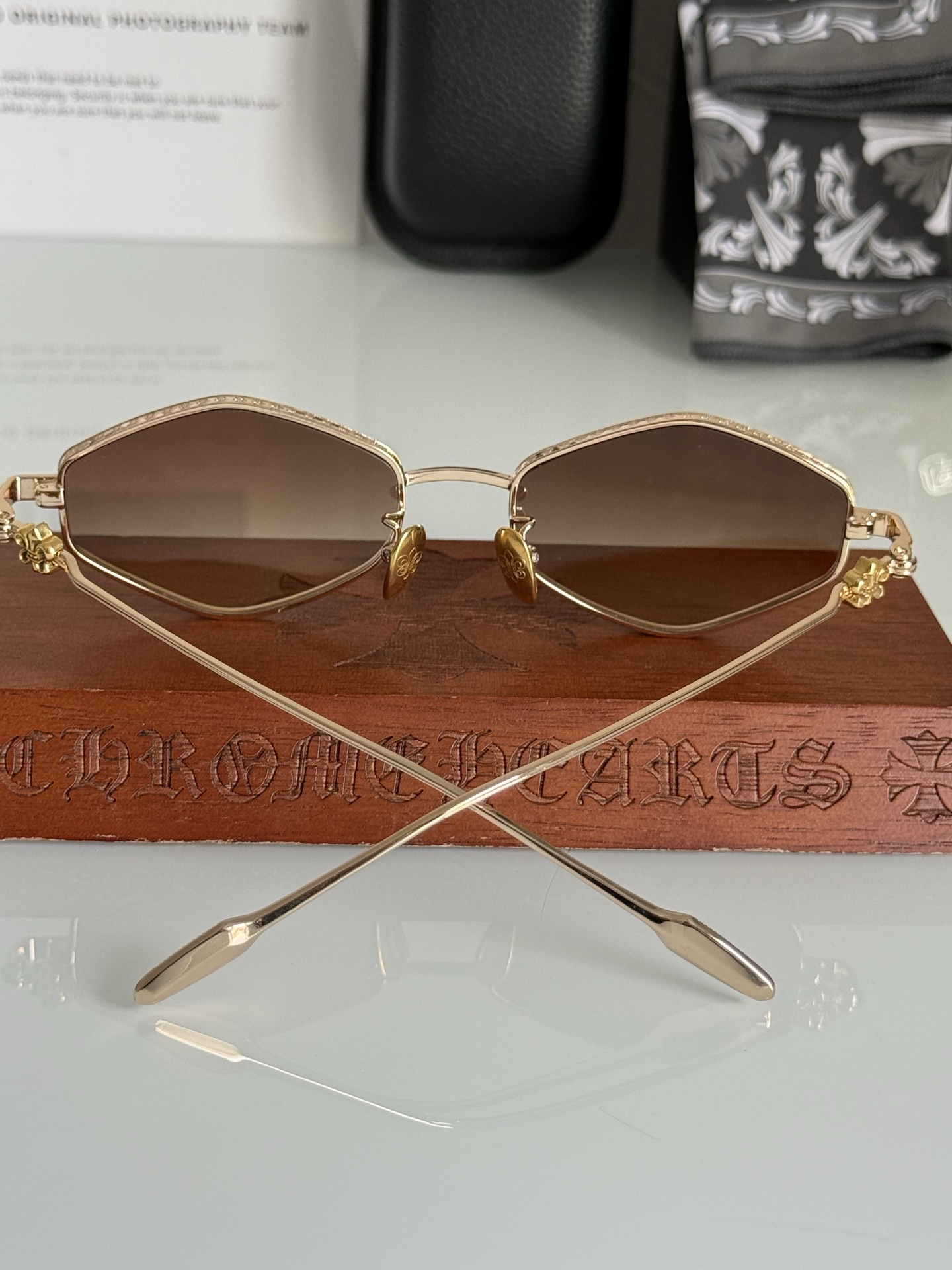 超赞👍🏿新款太阳镜🕶️ CHROME HEART立体雕刻图案➕多边框设计绝佳时尚单品推荐！CH8286S