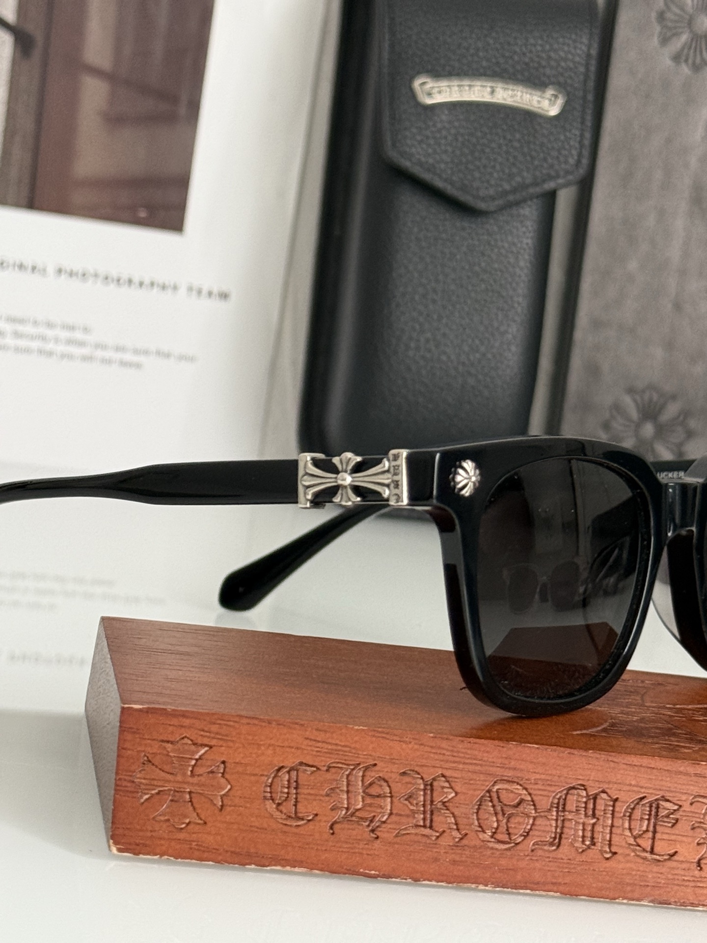 CHROMEHEART官网新作➕COX UCKER简约大方 很百搭的一款墨镜 男女可佩戴SIZE：52口